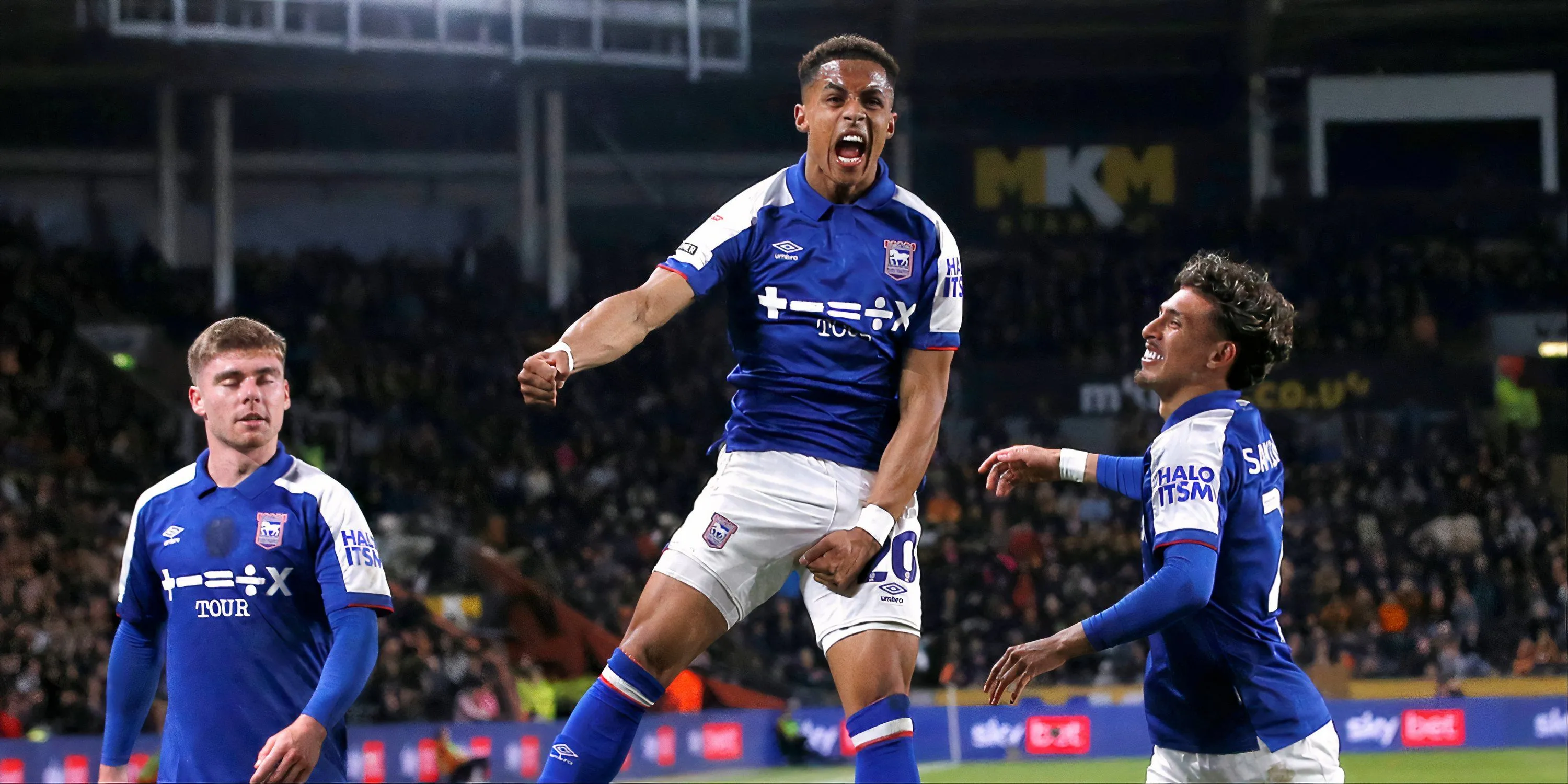 Omari Hutchinson (trái) ăn mừng cùng đồng đội tại Ipswich Town