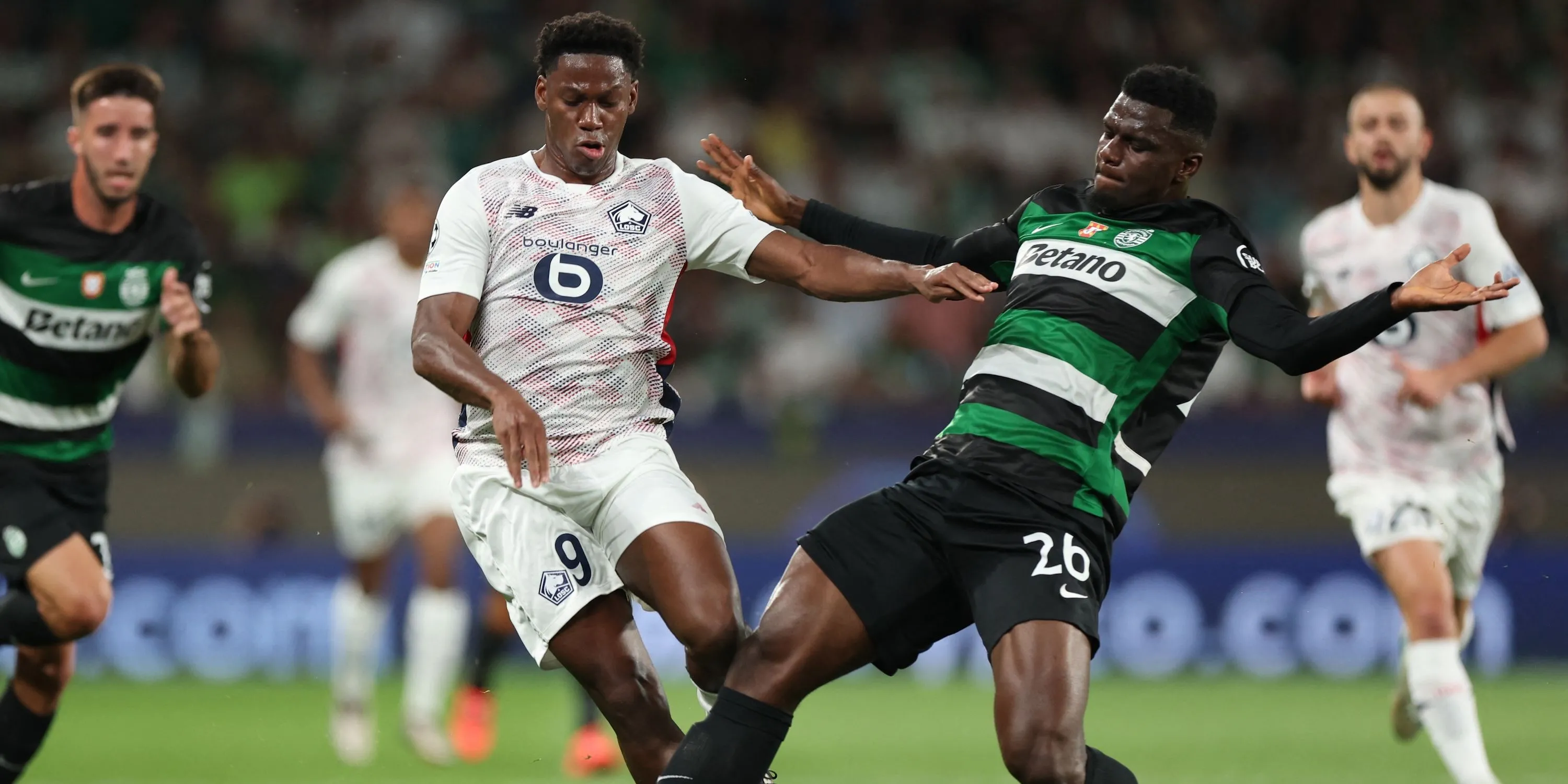 Ousmane Diomande của Sporting CP trong pha tranh chấp với Jonathan David của Lille