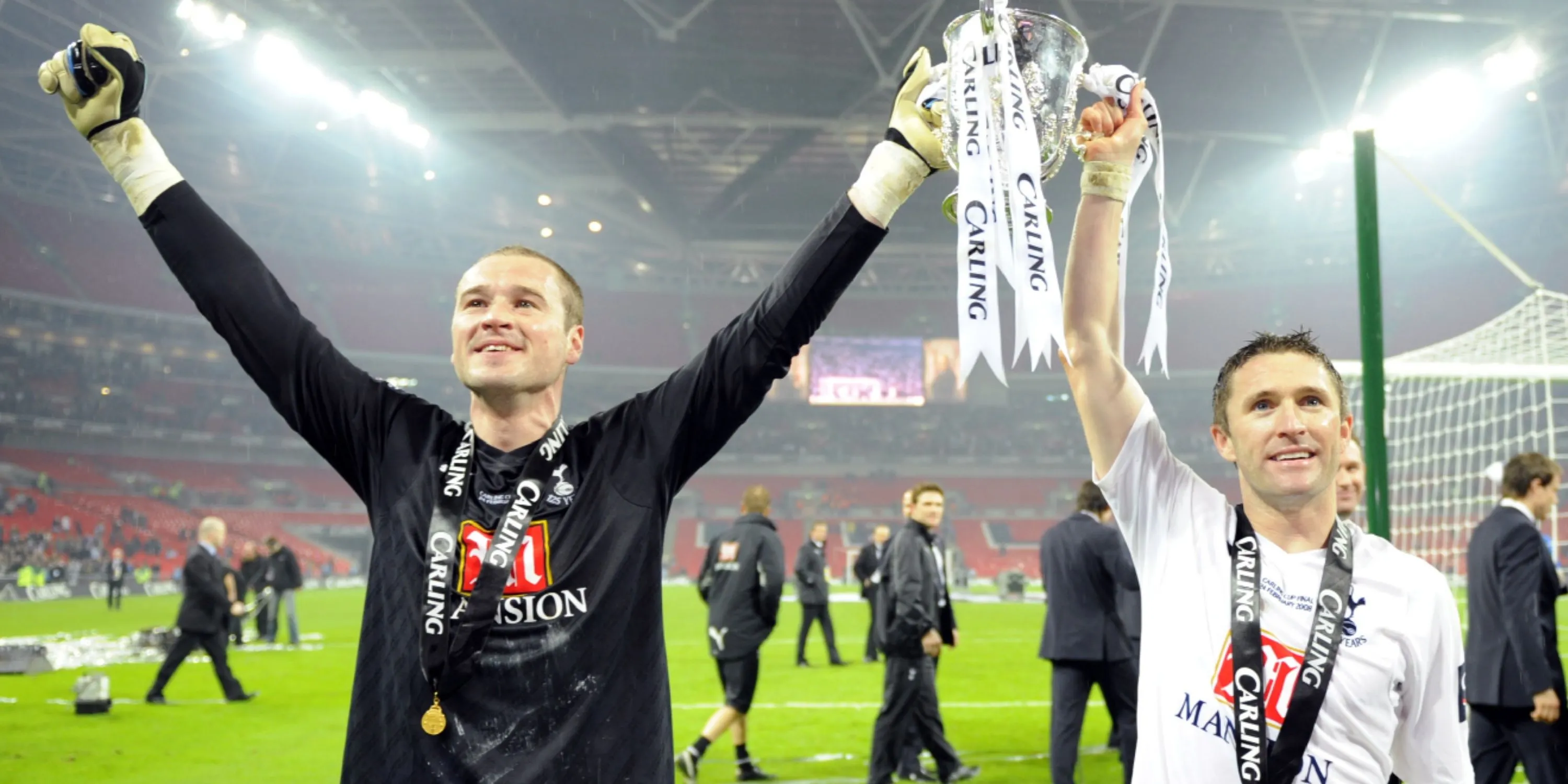 Paul Robinson và Robbie Keane với chiếc cúp Liên đoàn Anh