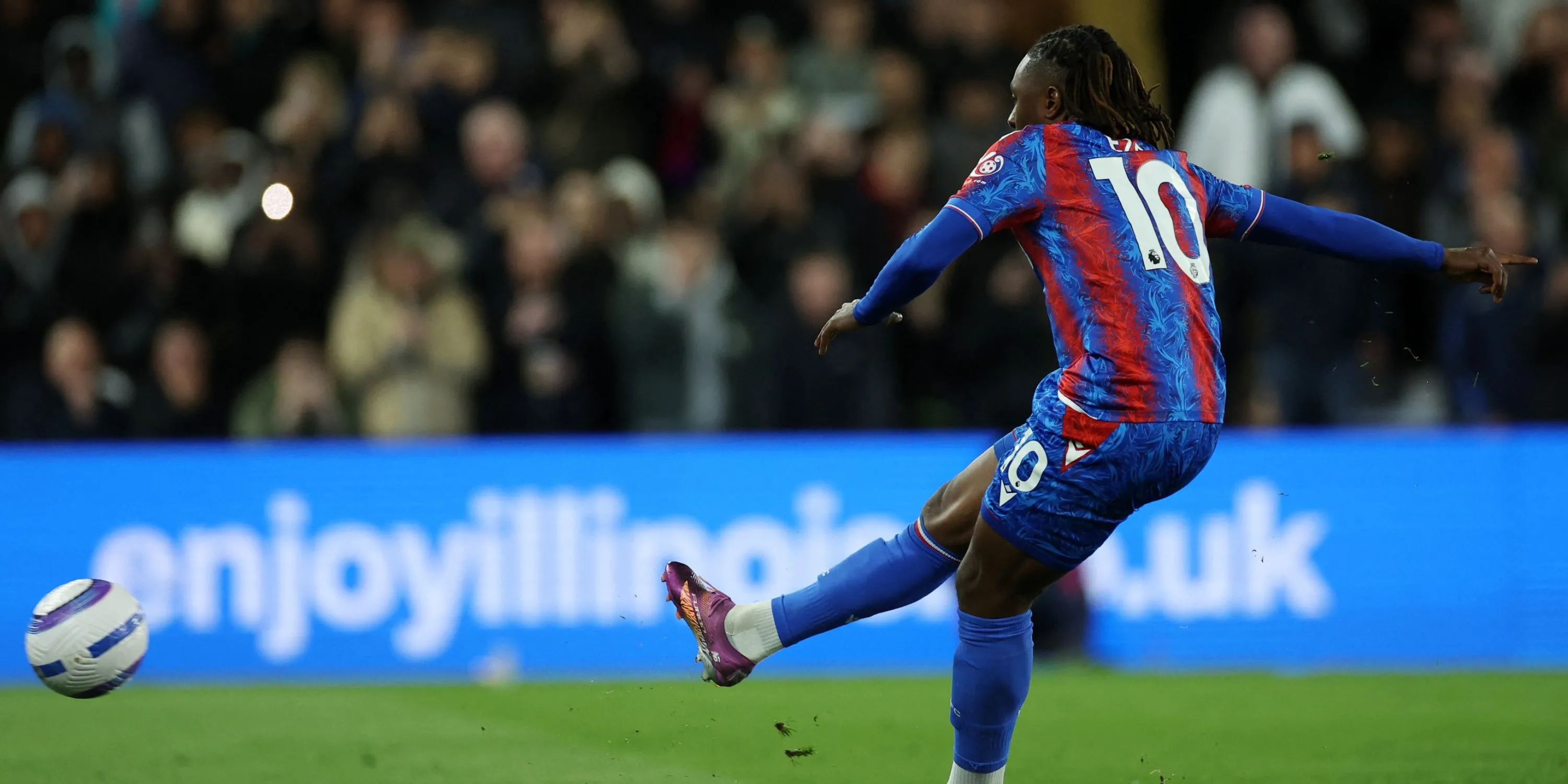 Pha sút penalty gây tranh cãi của Eberechi Eze cho Crystal Palace