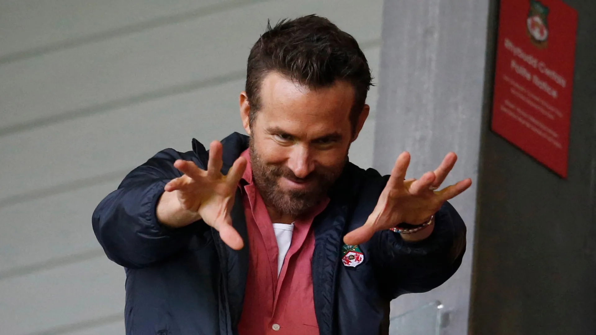 Ryan Reynolds, đồng sở hữu CLB Wrexham, thể hiện niềm vui với thành công của đội bóng Anh.