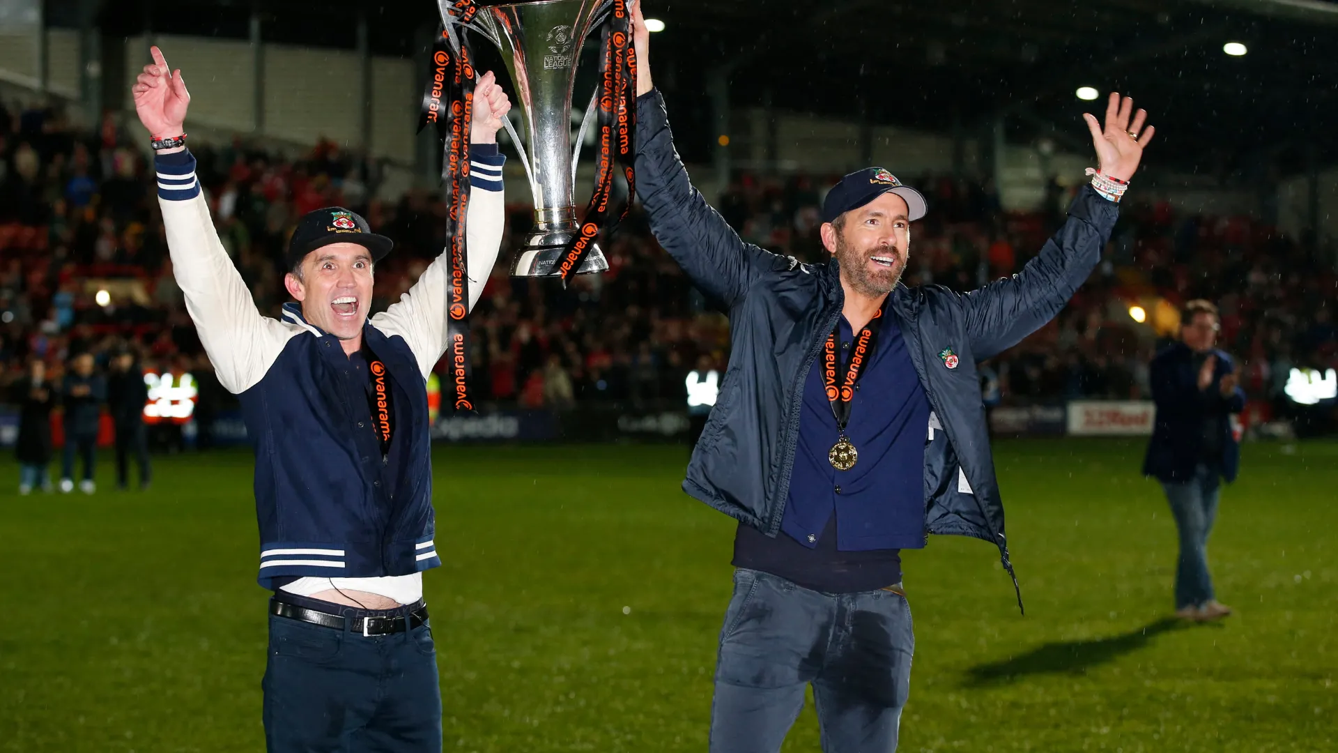Ryan Reynolds và Rob McElhenney, hai đồng sở hữu đầy tâm huyết của CLB Wrexham.