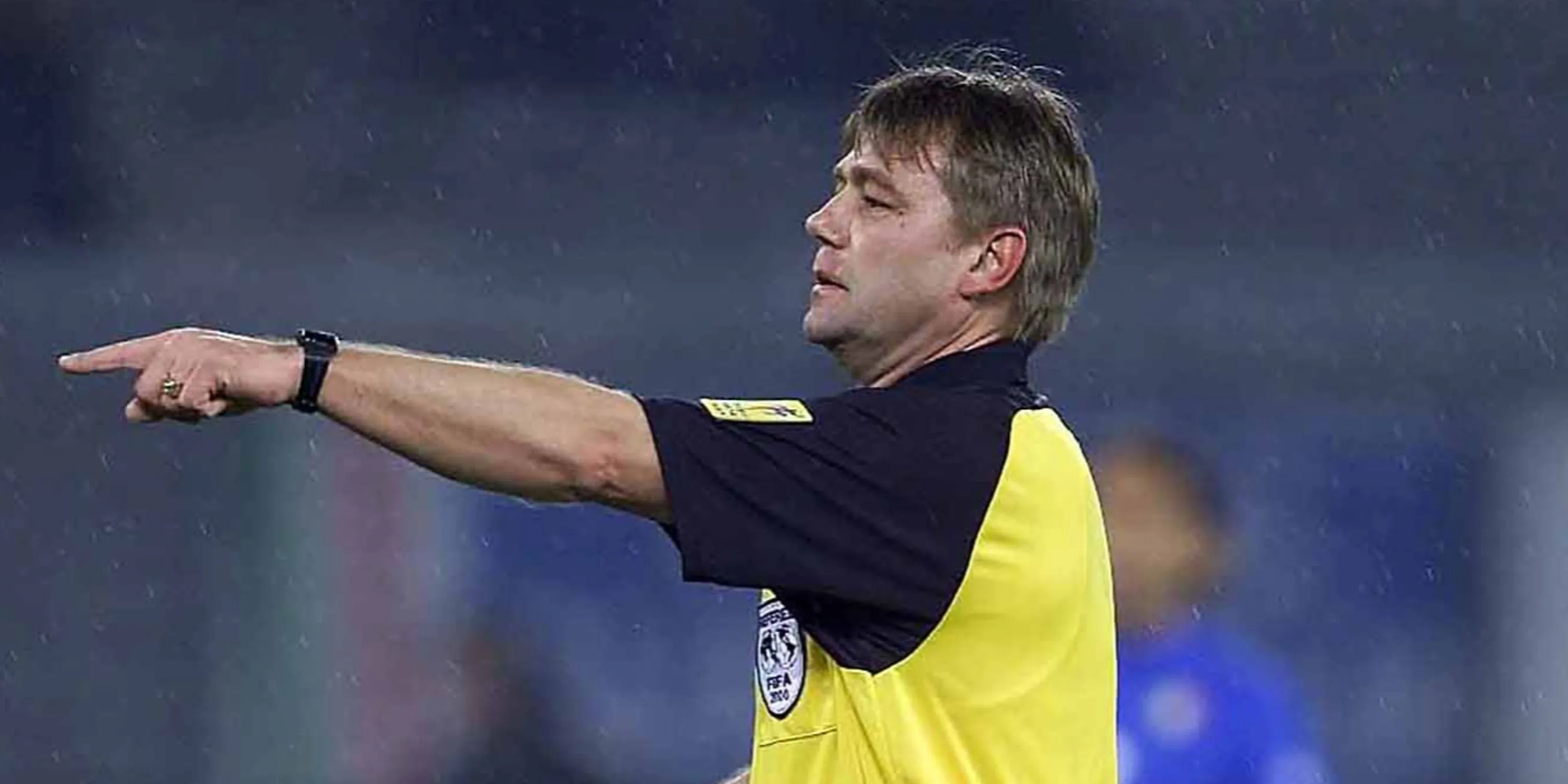 Sandor Puhl điều khiển trận đấu