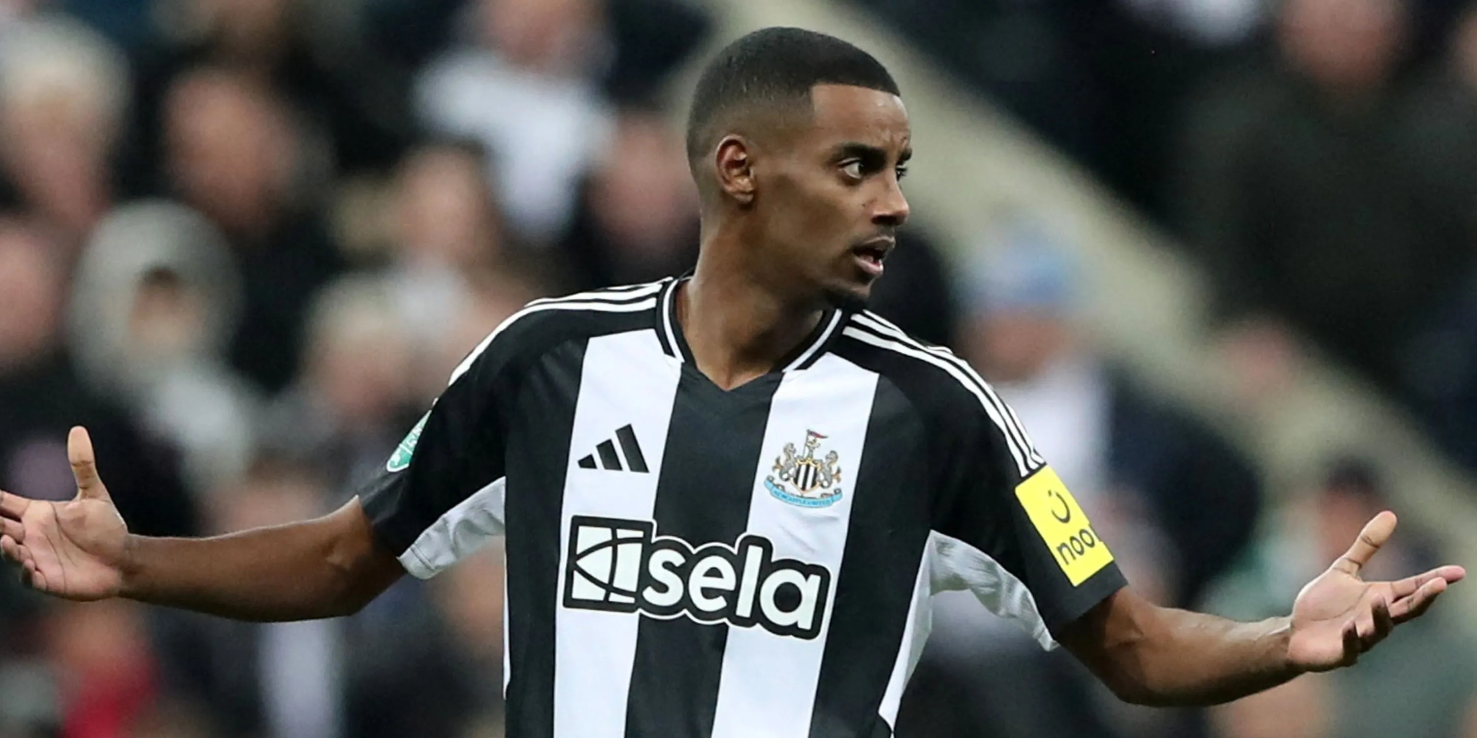 Tiền đạo Alexander Isak của Newcastle bị Dean Huijsen theo kèm chặt