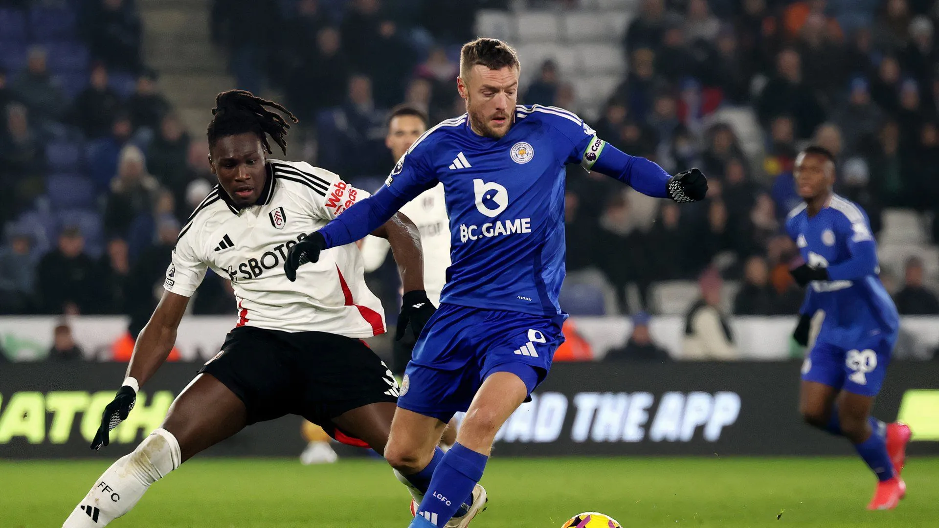 Tiền đạo Jamie Vardy trong một pha xử lý bóng cho Leicester City tại Premier League