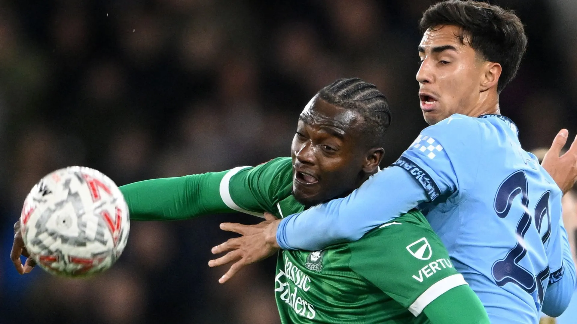 Tiền đạo Mustapha Bundu của Plymouth Argyle ăn mừng bàn thắng
