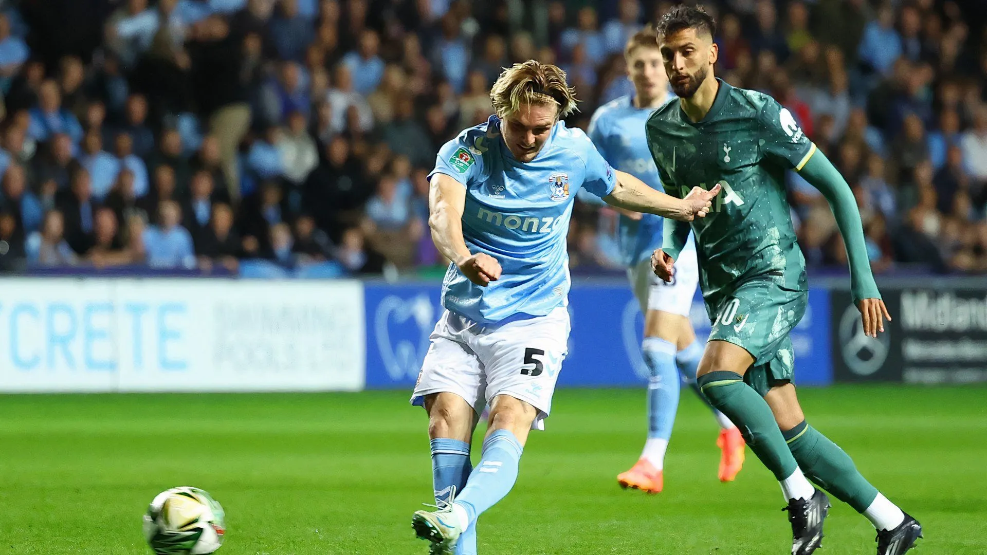 Tiền vệ Jack Rudoni của Coventry City đang đi bóng kỹ thuật trong trận đấu với Tottenham Hotspur