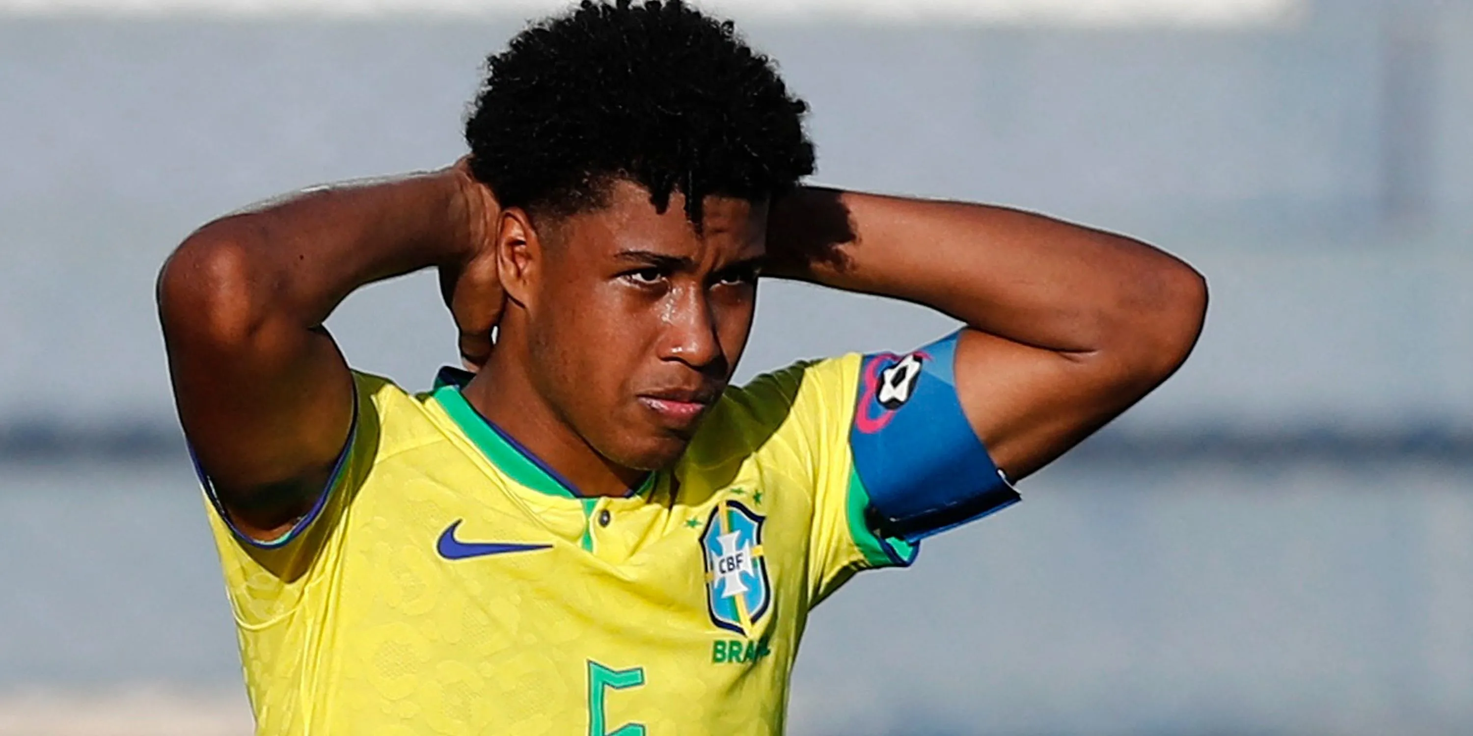 Tien ve tre Andrey Santos trong mau ao Chelsea