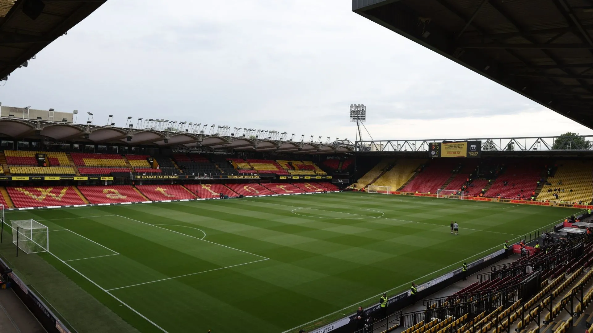Toàn cảnh sân vận động Vicarage Road của Watford