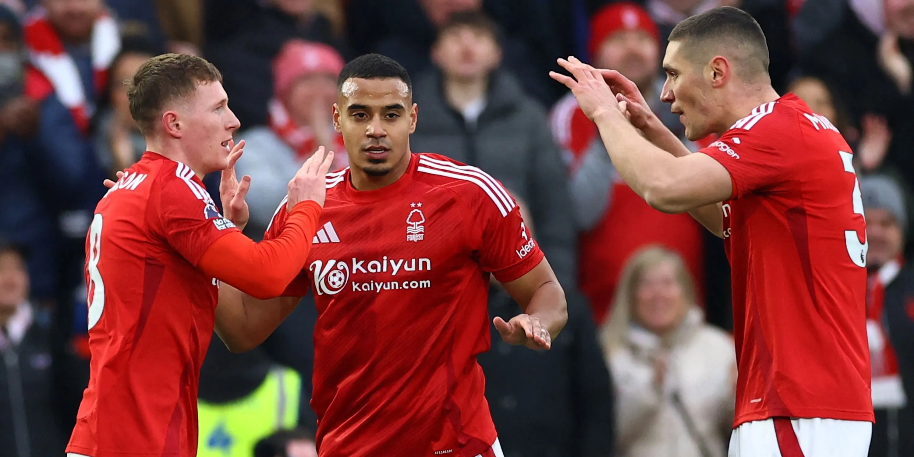 Trung vệ Murillo của Nottingham Forest (phải) là một mục tiêu của Liverpool