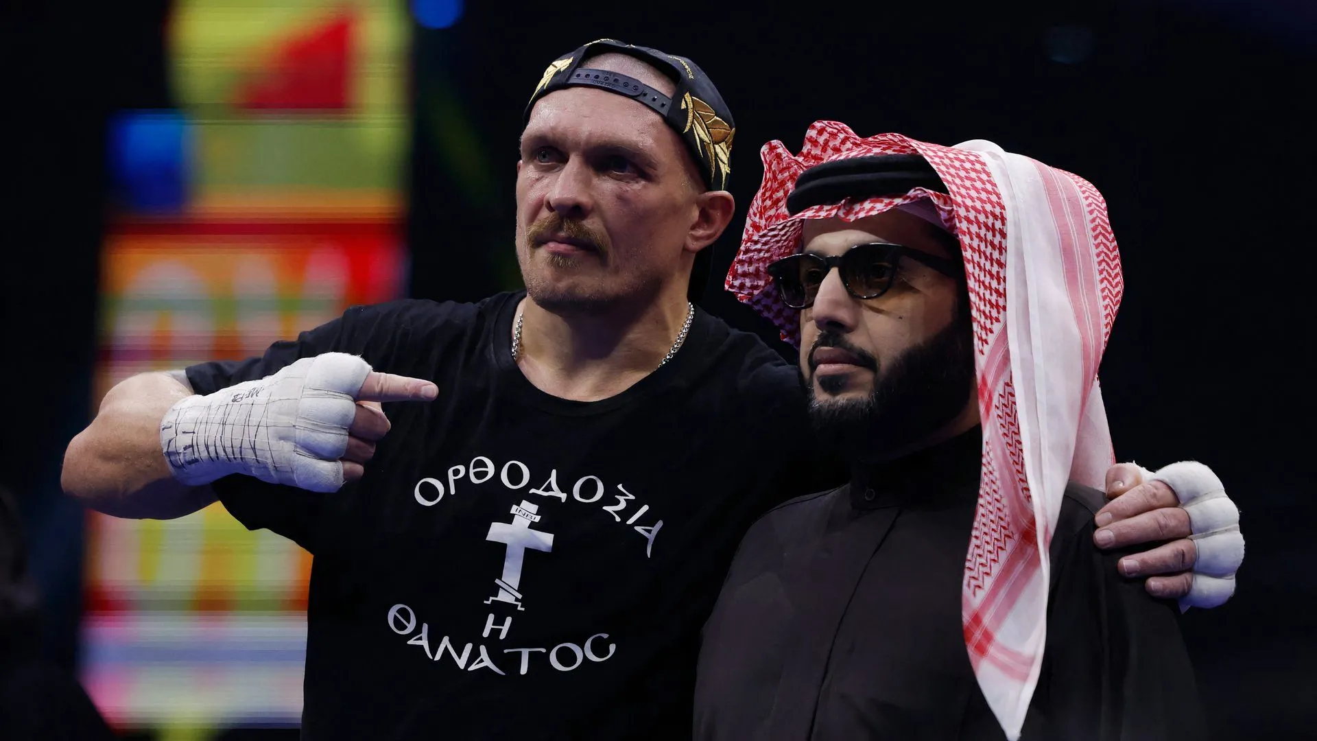 Turki Alalshikh đứng cùng võ sĩ Oleksandr Usyk