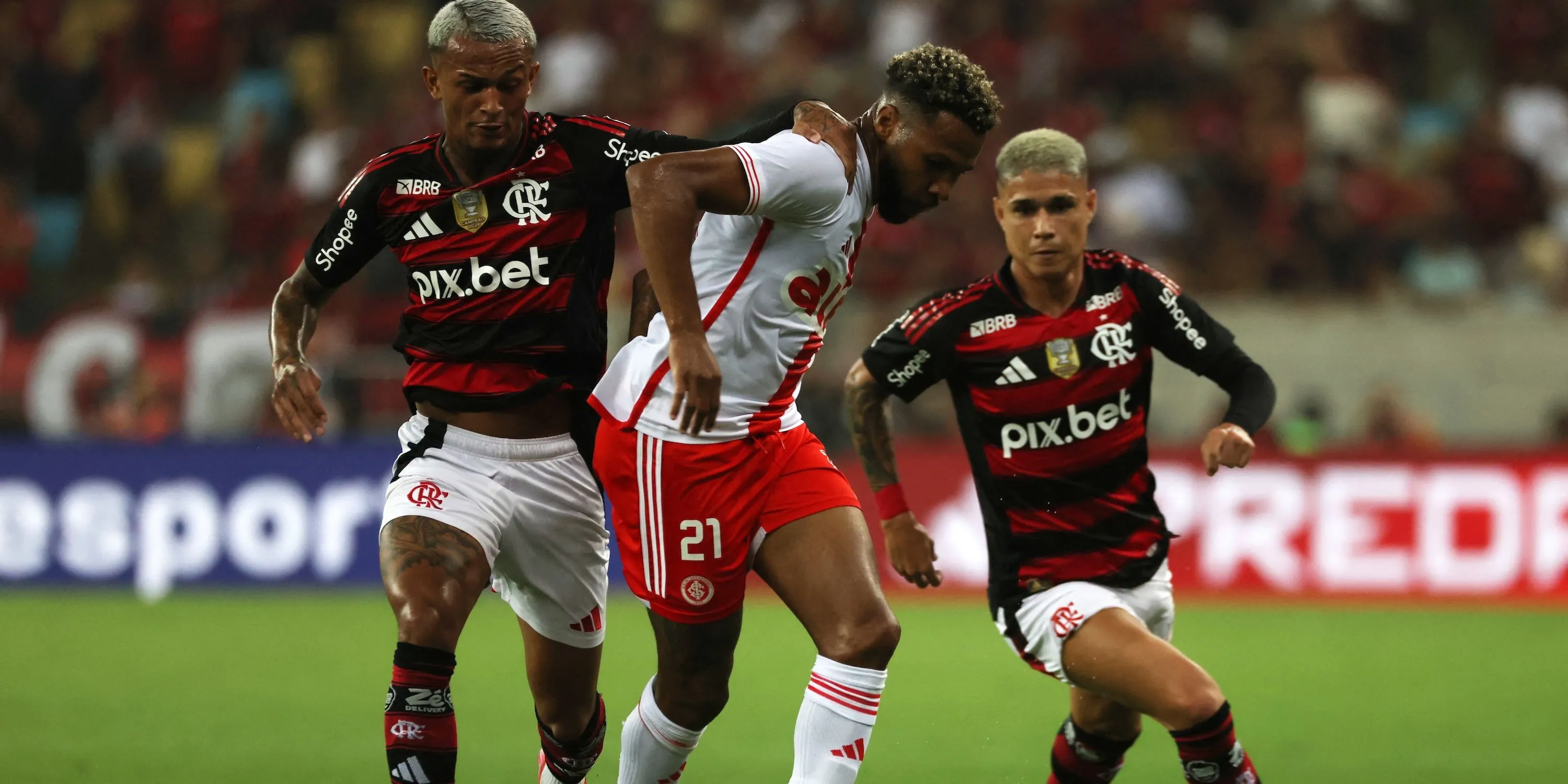 Wesley Franca của Flamengo (phải) tranh chấp bóng với Wesley của Internacional