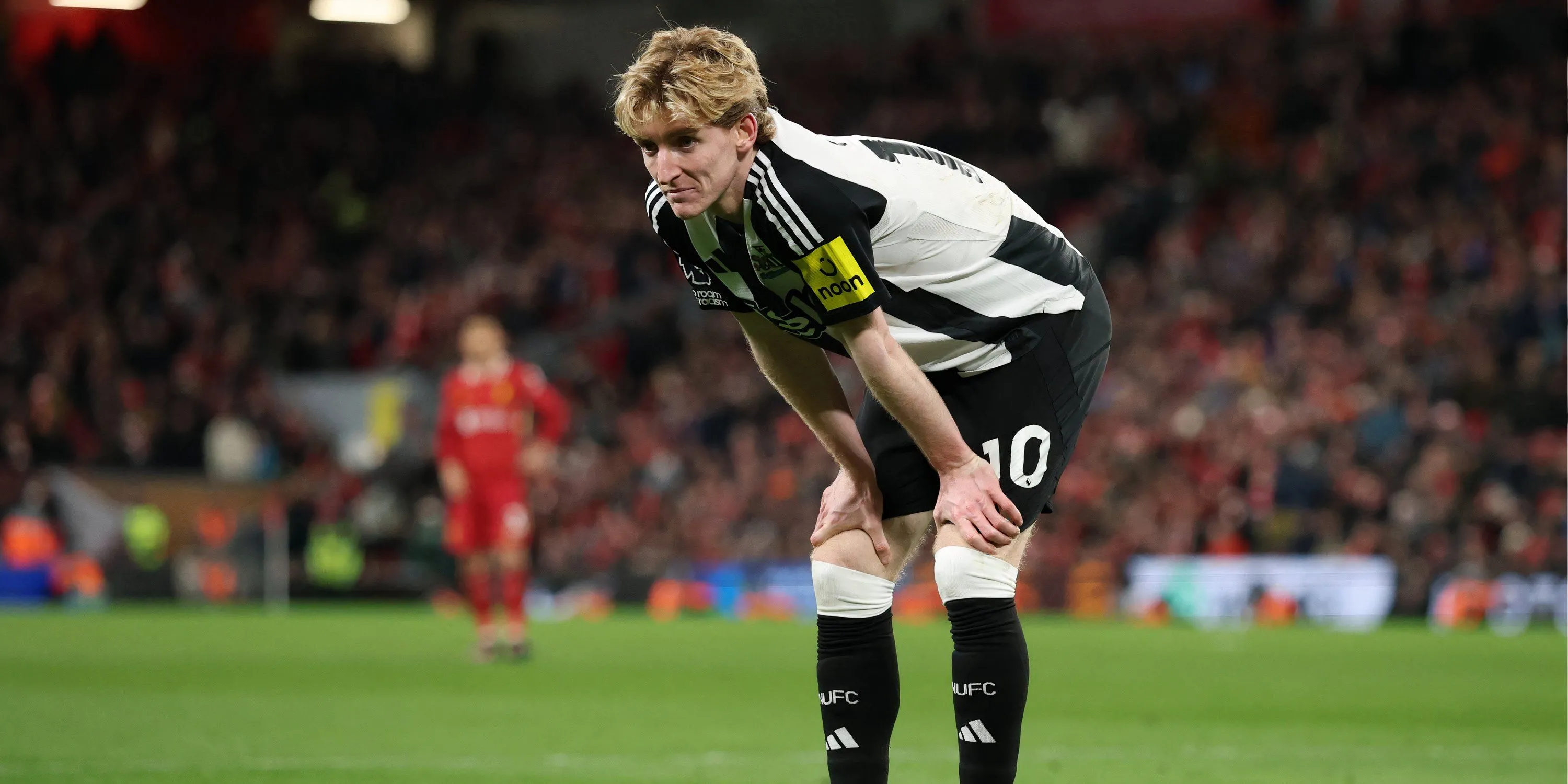 Anthony Gordon trông có vẻ thất vọng trong màu áo Liverpool