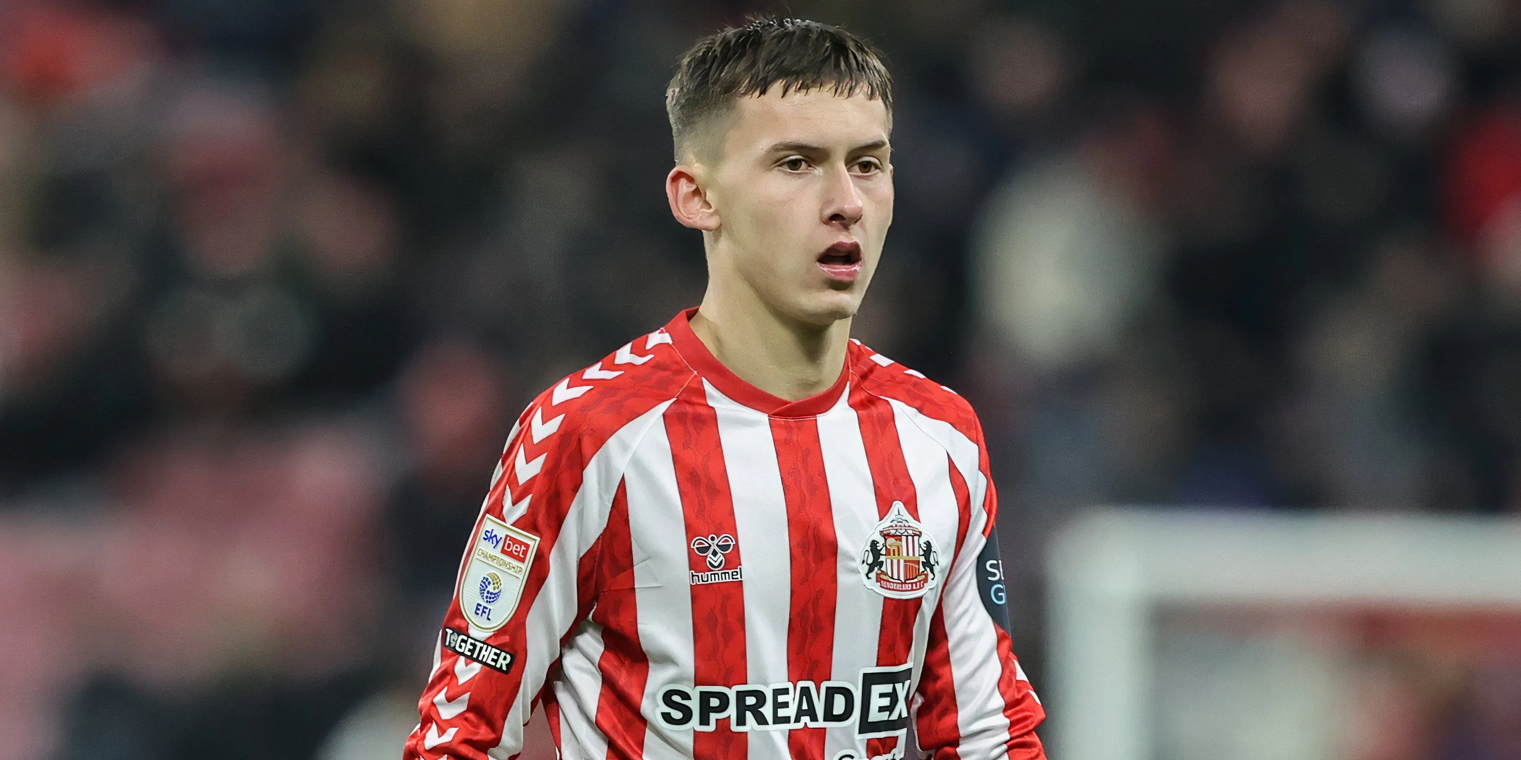 Chris Rigg trong màu áo Sunderland thi đấu ở Championship mùa giải 2024/25