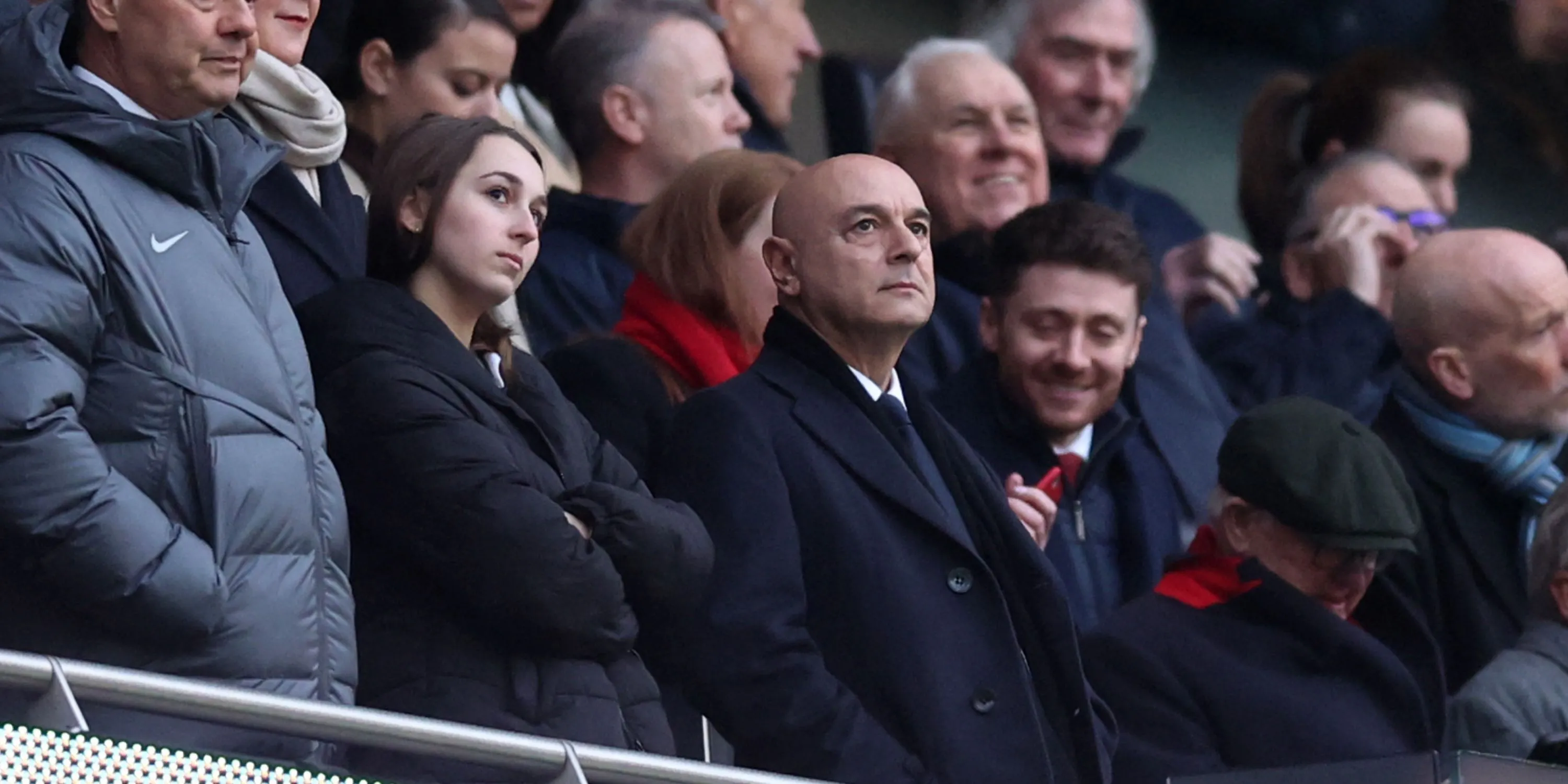 Chủ tịch Tottenham Daniel Levy trên sân cỏ Ngoại hạng Anh