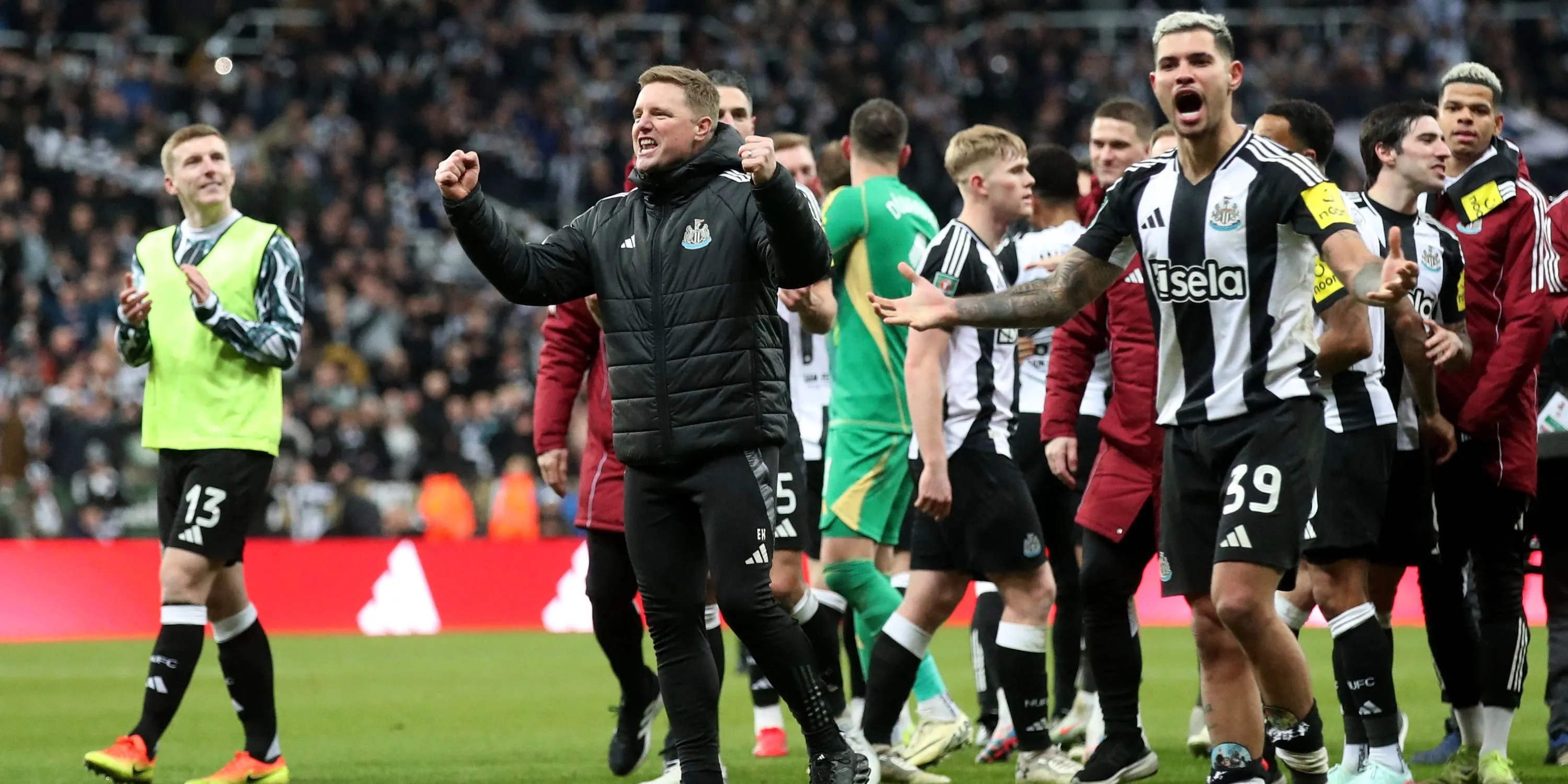 HLV Eddie Howe và Bruno Guimaraes của Newcastle ăn mừng chiến thắng