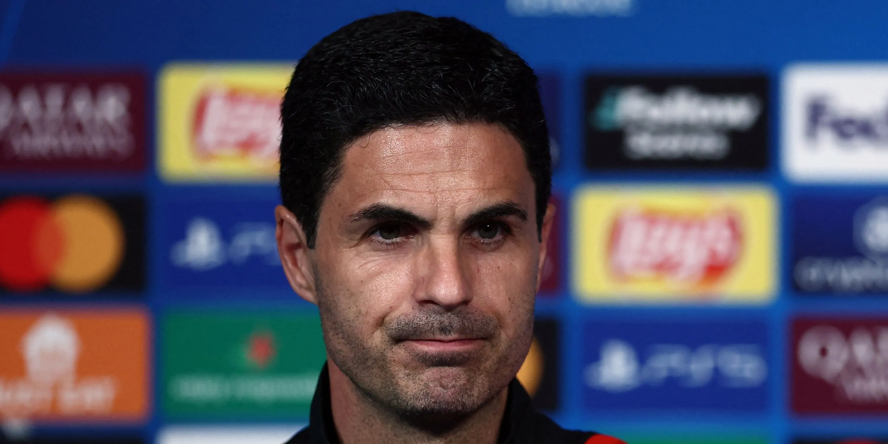 HLV Mikel Arteta chỉ đạo trên sân cho Arsenal tại Premier League