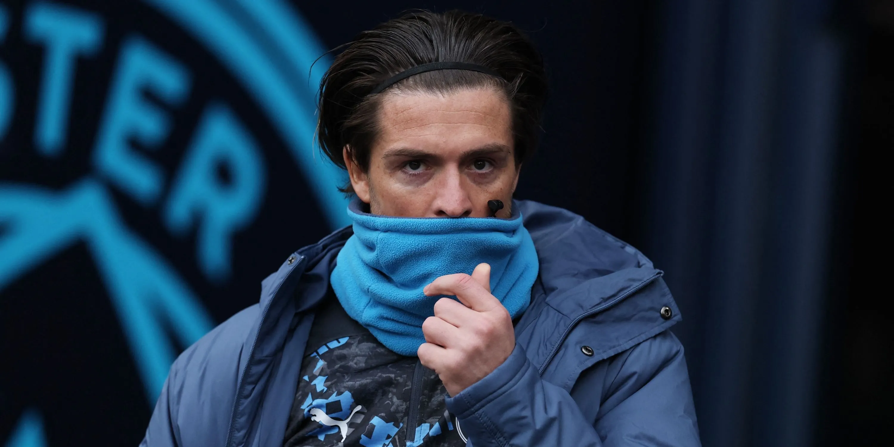 Jack Grealish ngồi trên băng ghế dự bị Man City