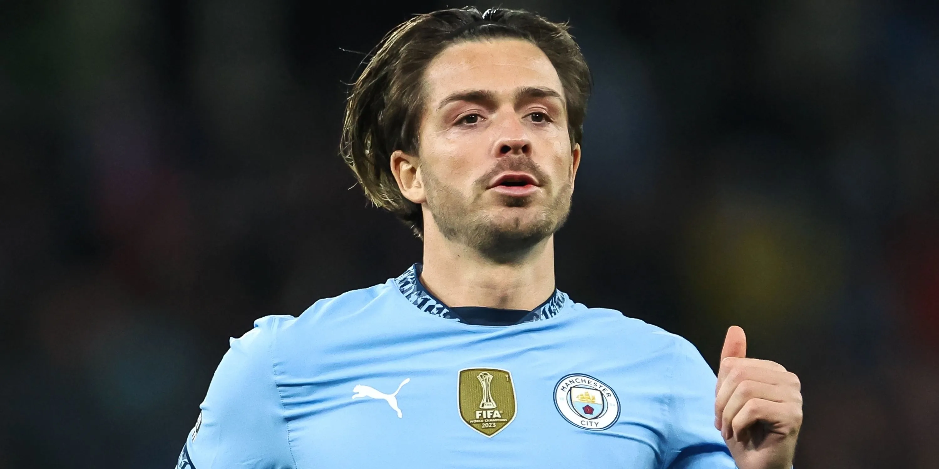 Jack Grealish xử lý bóng cho Manchester City