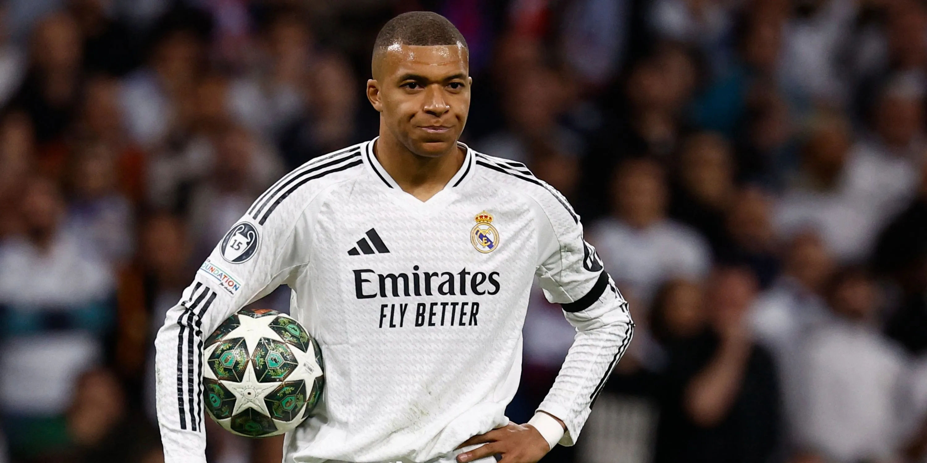 Kylian Mbappé trong màu áo Real Madrid, cầu thủ được dùng làm thước đo so sánh