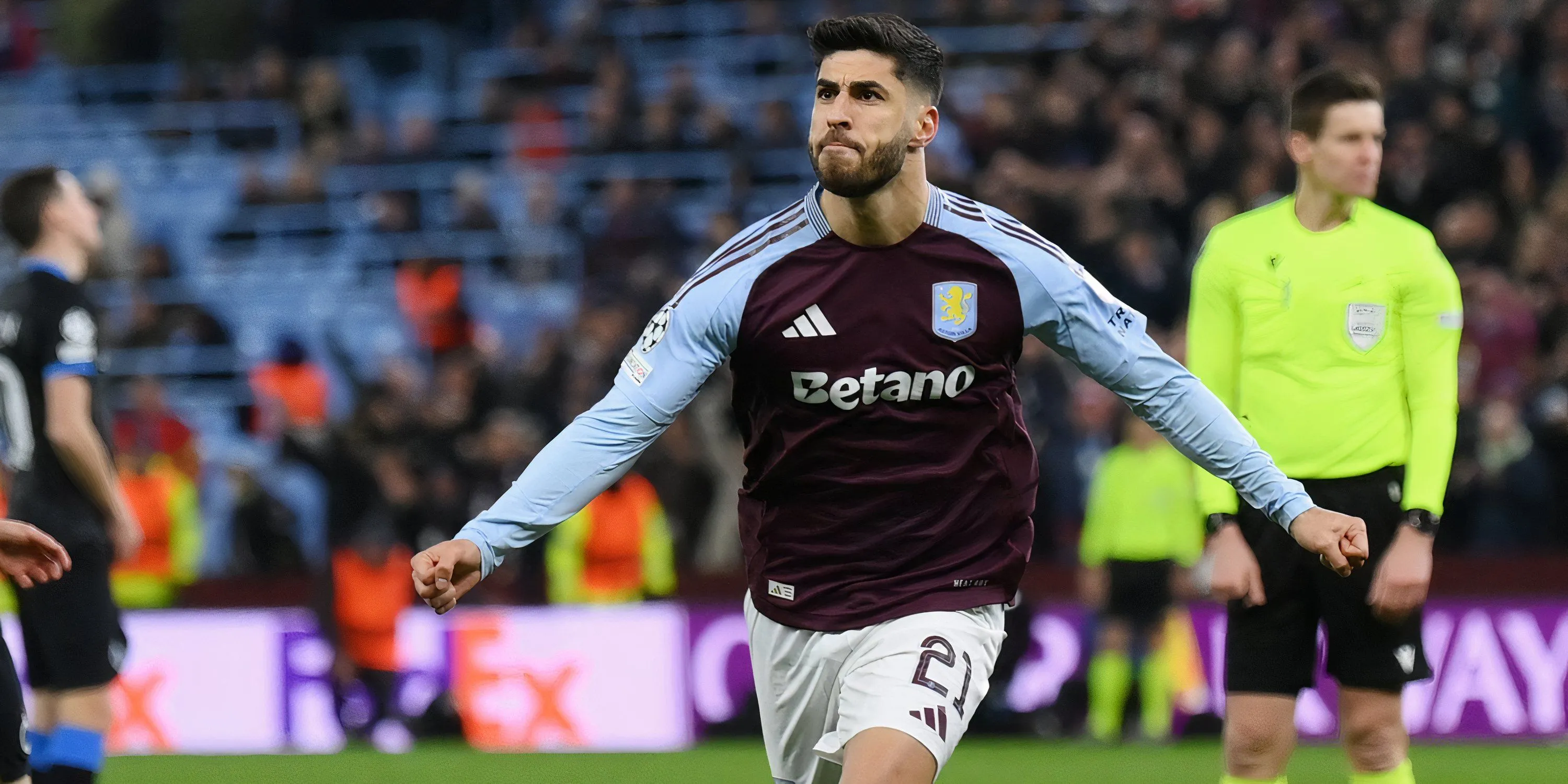 Marco Asensio trong màu áo Aston Villa, thể hiện sự hài lòng với Unai Emery