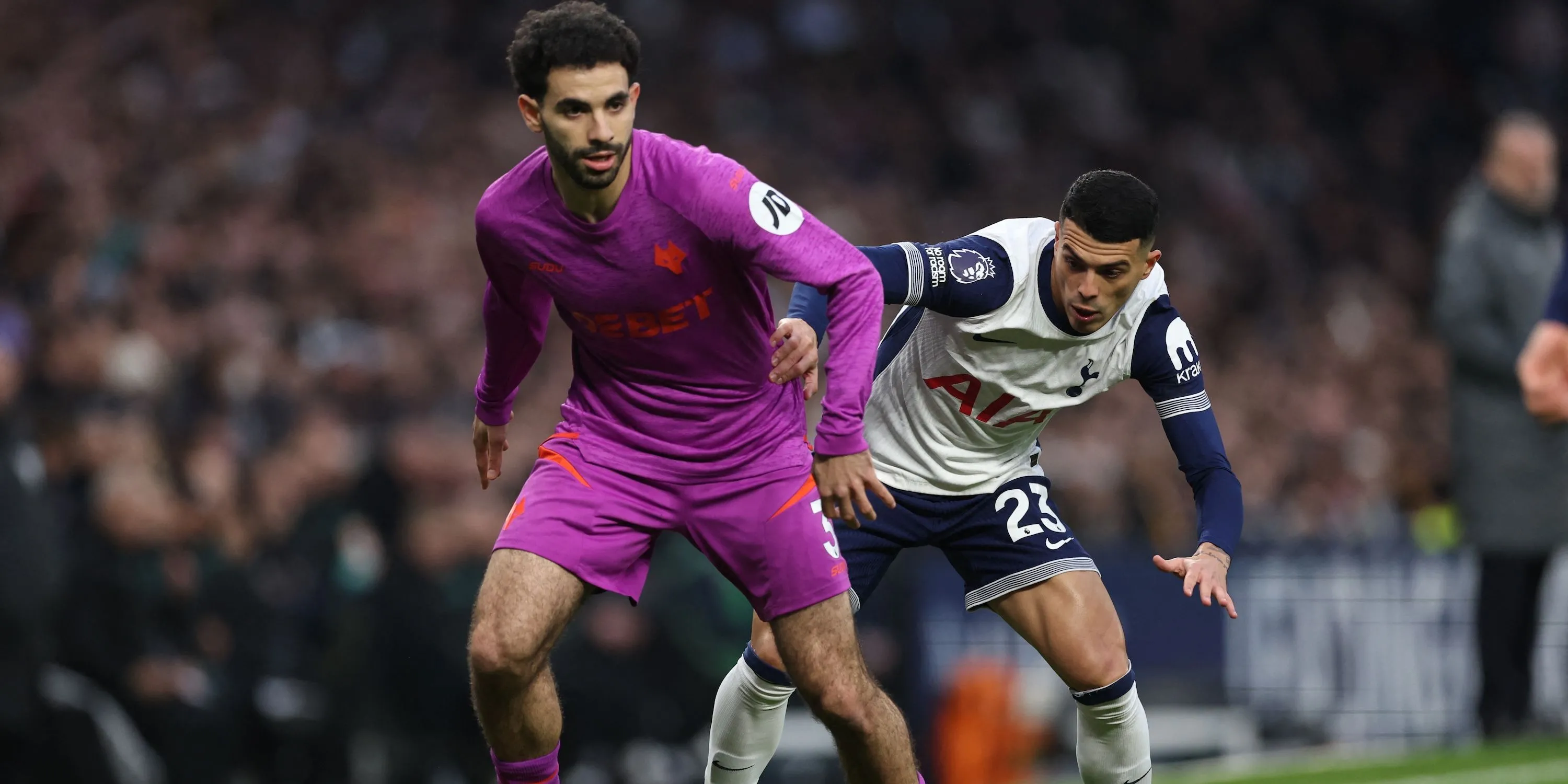 Rayan Ait-Nouri (Wolves) tranh bóng với cầu thủ Tottenham
