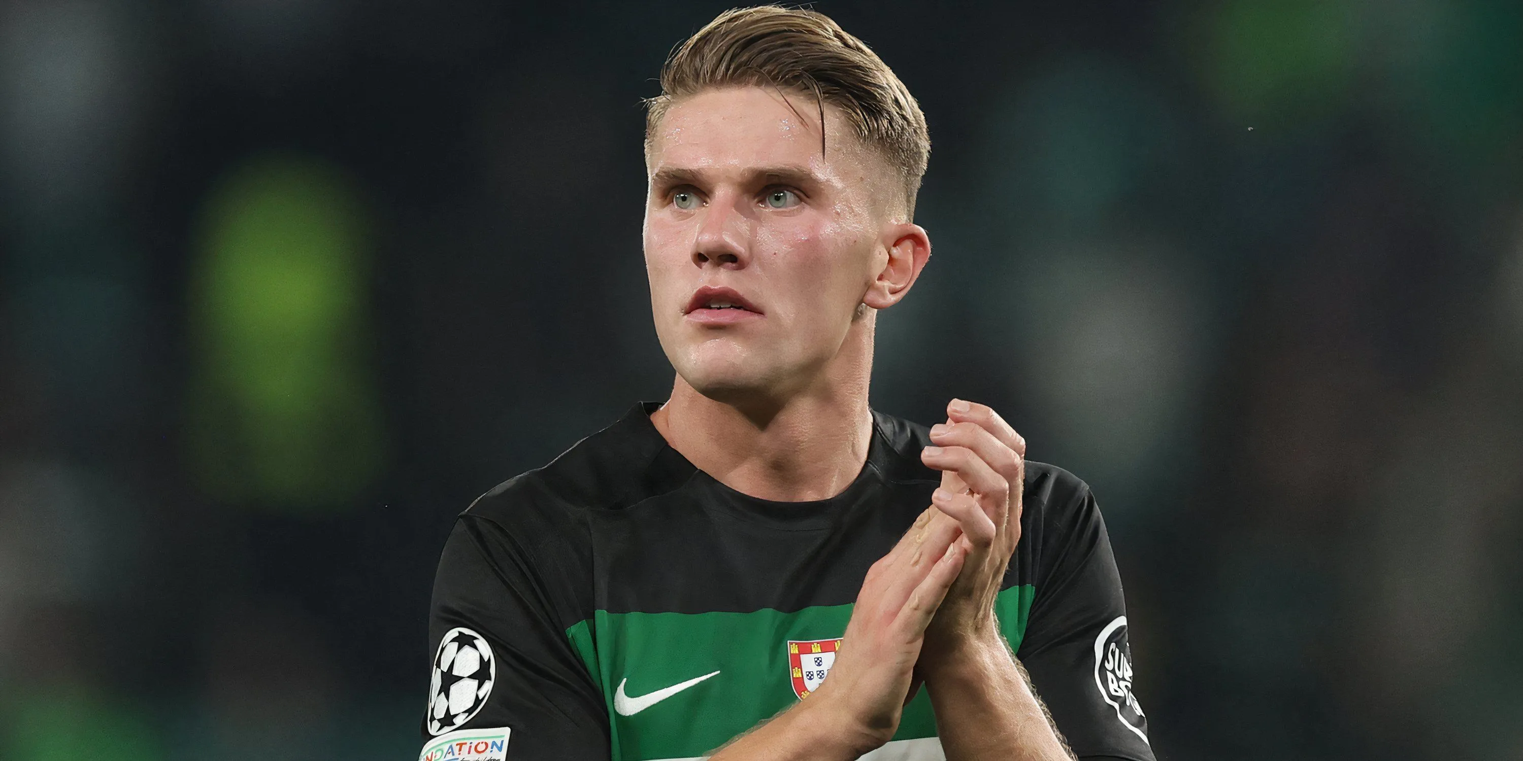 Tiền đạo Sporting Viktor Gyokeres vẫy tay chào người hâm mộ