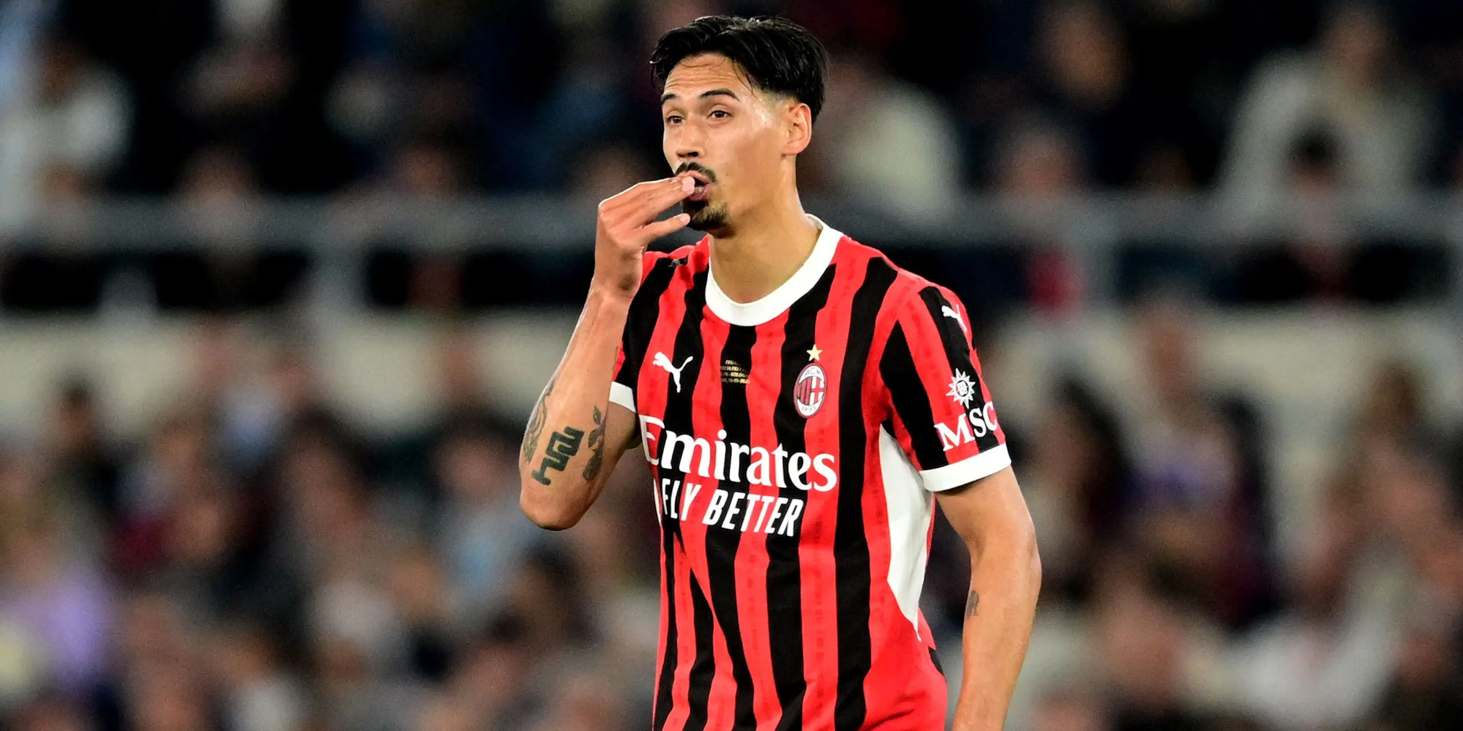 Tijjani Reijnders phản ứng trong trận đấu của AC Milan