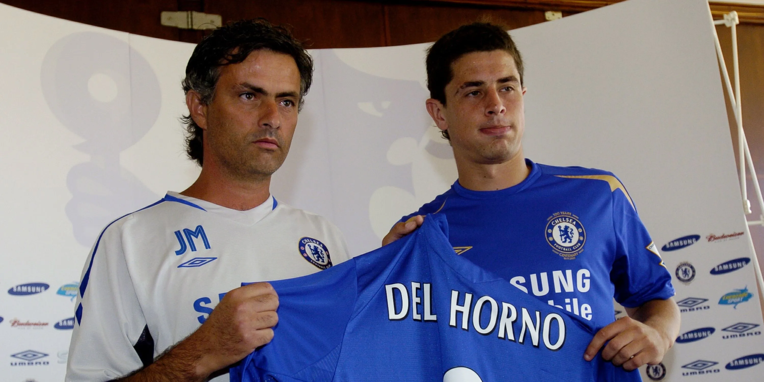 Hậu vệ Asier Del Horno trong màu áo Chelsea, người từng nhận thẻ đỏ nổi tiếng trước Lionel Messi