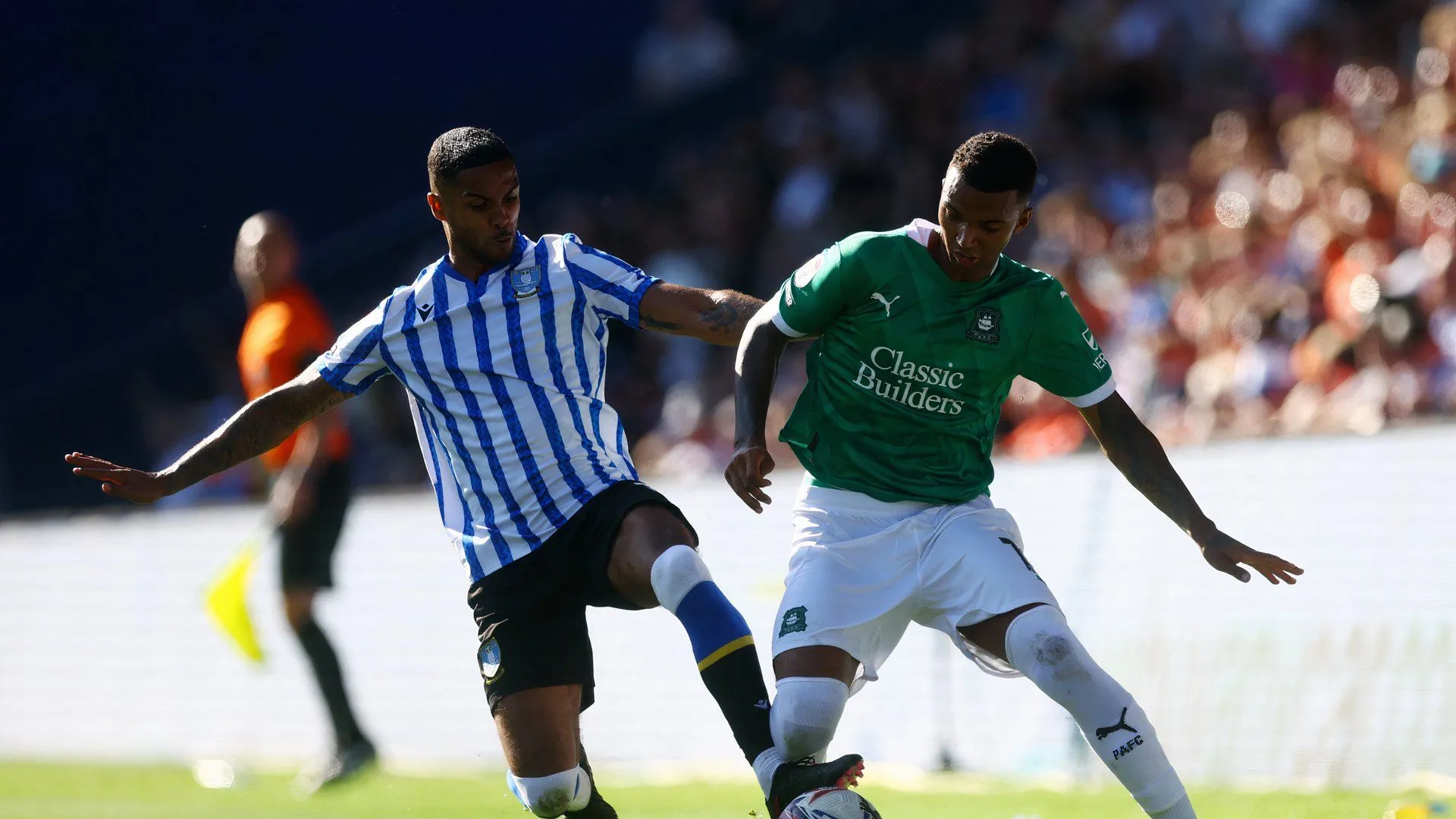 Hậu vệ Max Lowe trong màu áo Sheffield Wednesday