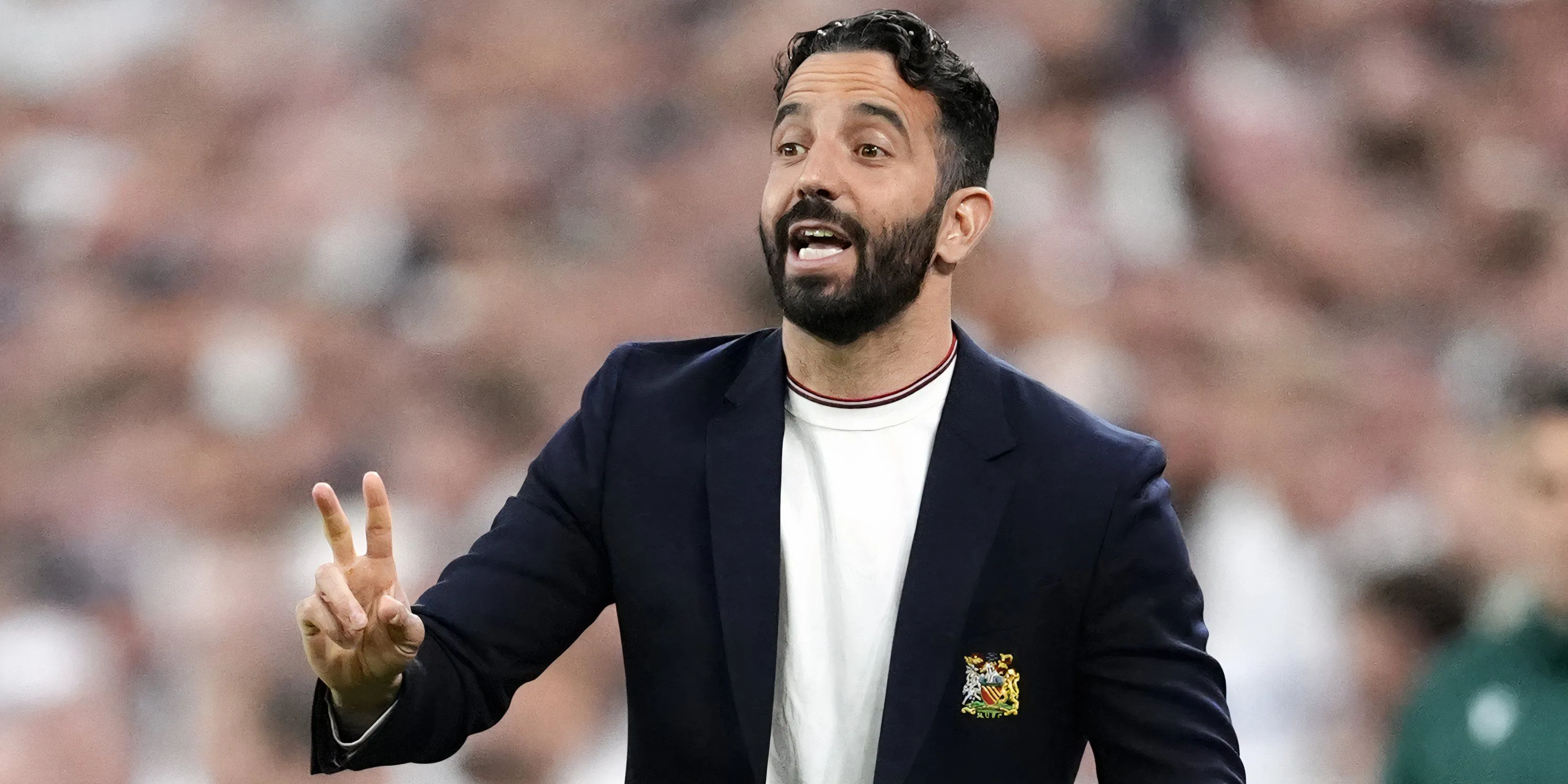 HLV đội Manchester United chỉ đạo trên sân