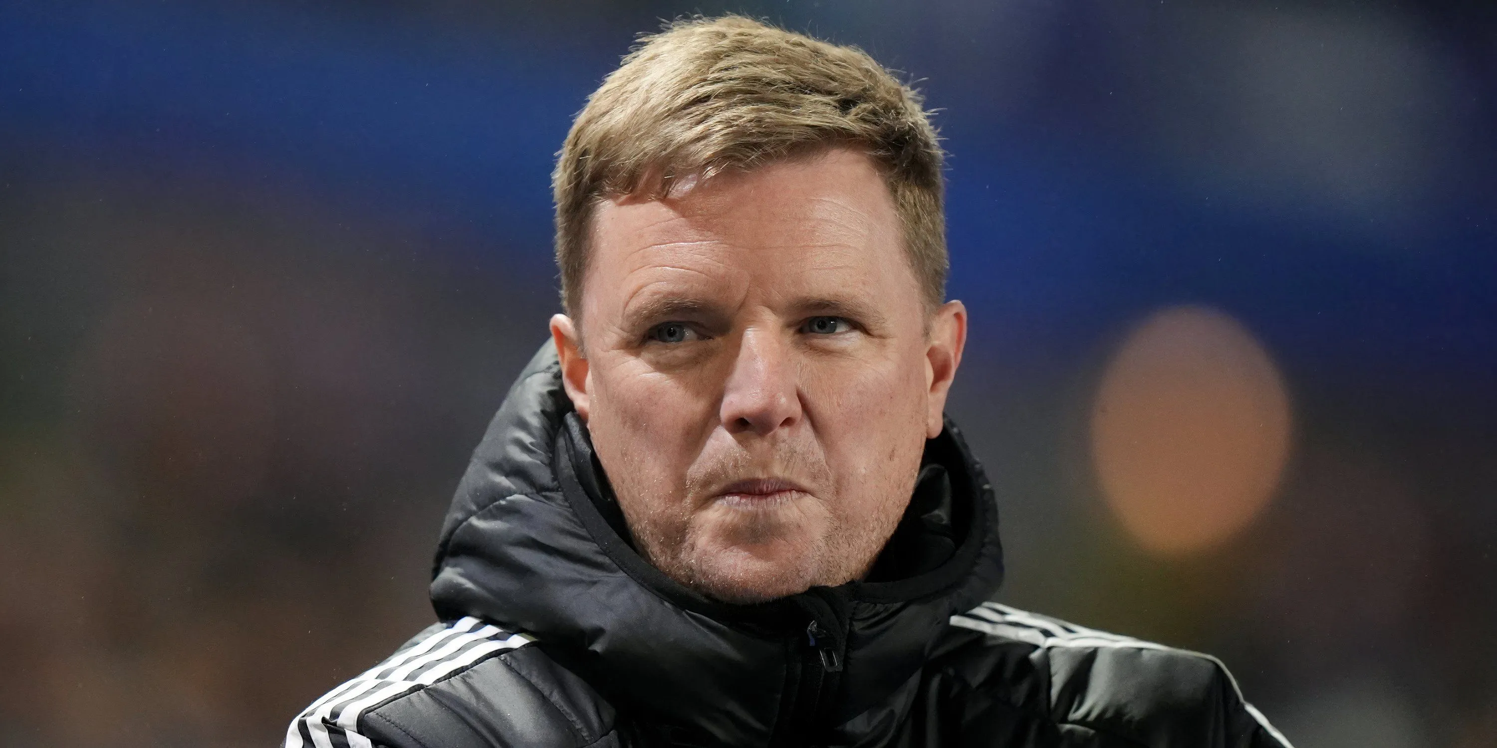 Huấn luyện viên Eddie Howe của Newcastle United trên đường biên, theo dõi tình hình chuyển nhượng đội bóng