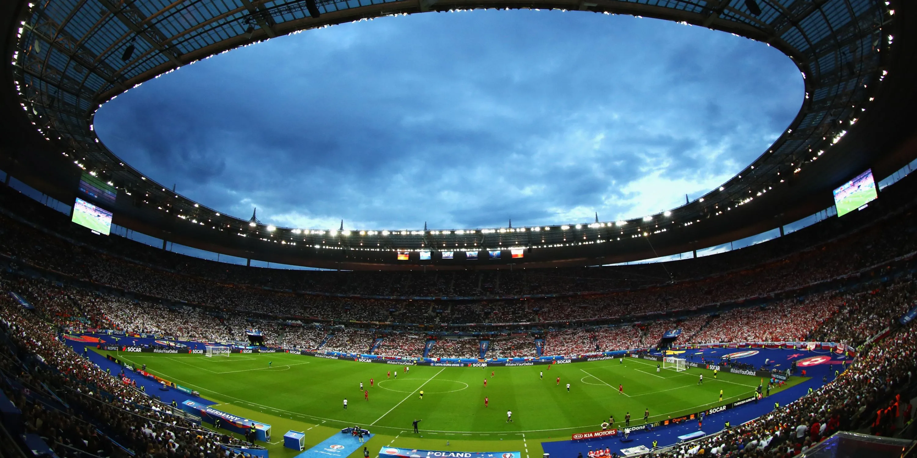 Khán đài rộng lớn của Stade de France rực sáng trong đêm