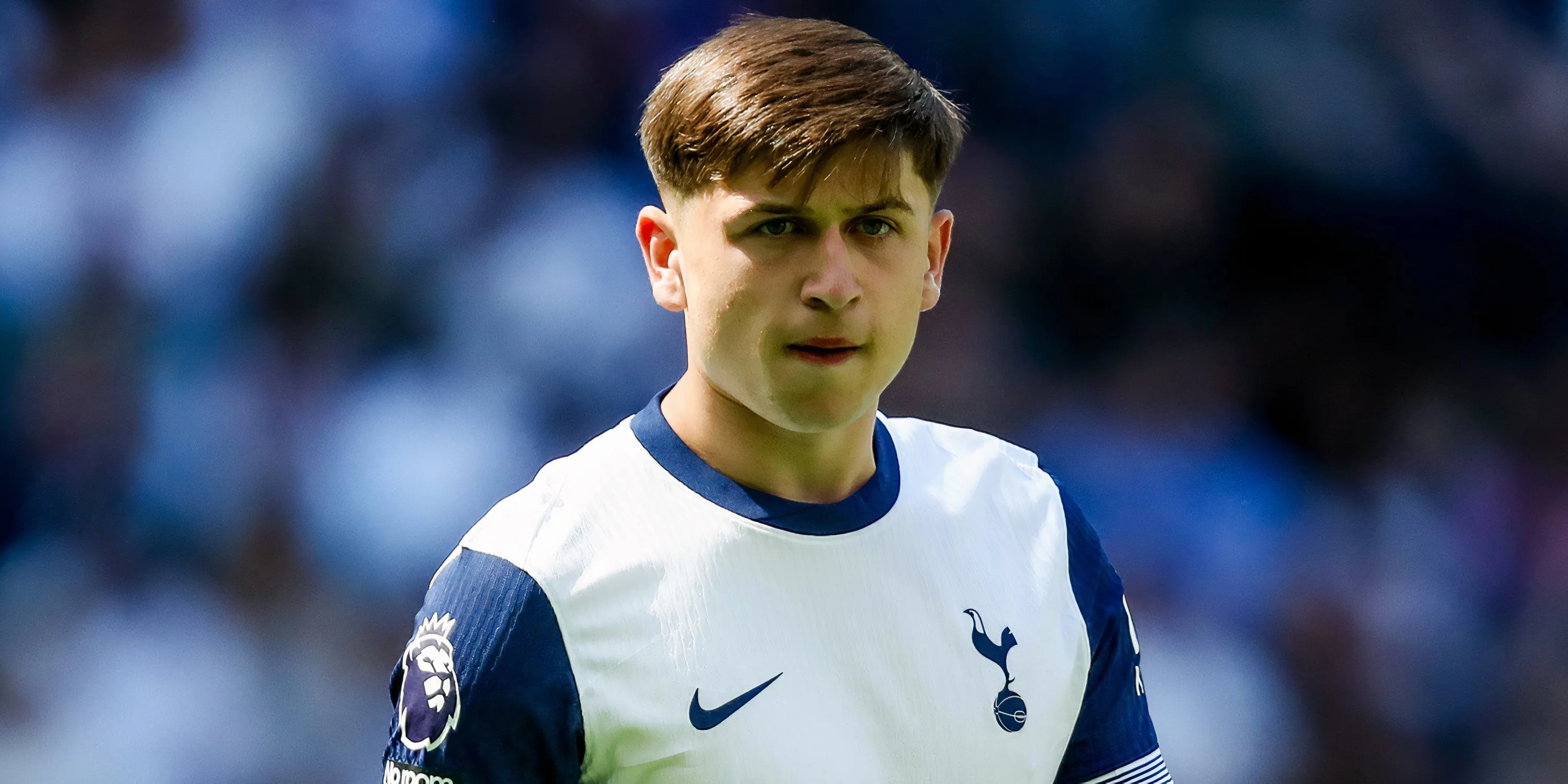 Mikey Moore thi đấu trong màu áo Tottenham Hotspur tại Ngoại hạng Anh