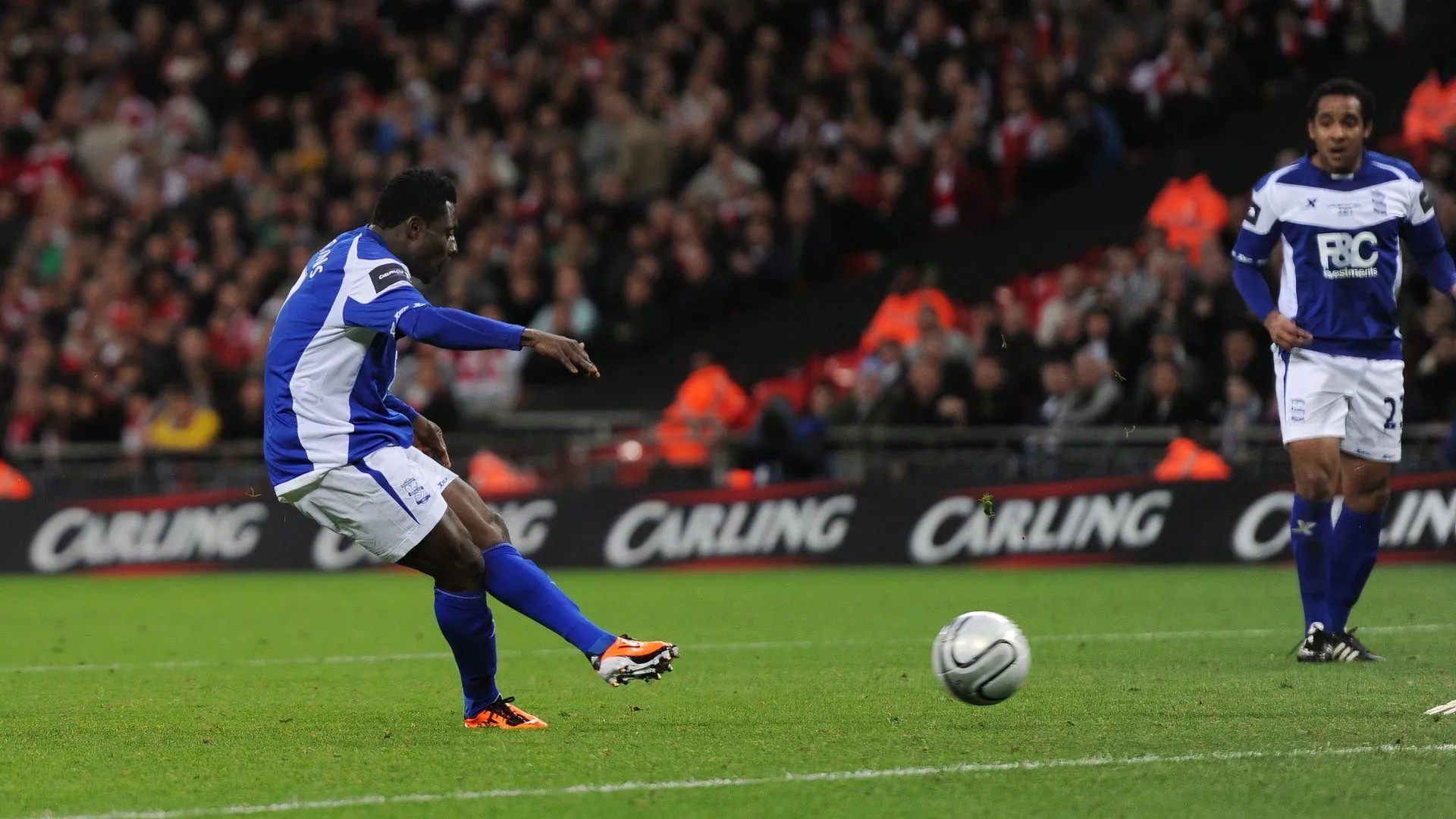Obafemi Martins ăn mừng bàn thắng quyết định vào lưới Arsenal tại chung kết Cúp Liên đoàn Anh trên sân Wembley