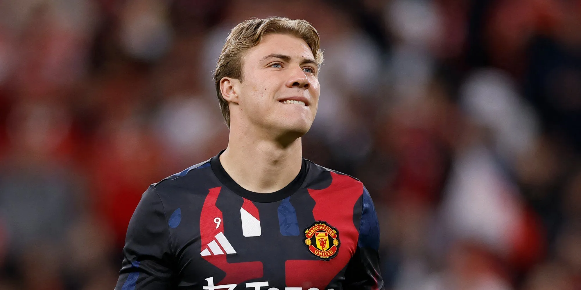 Rasmus Hojlund, tiền đạo trẻ của Manchester United, trong một pha bóng tấn công
