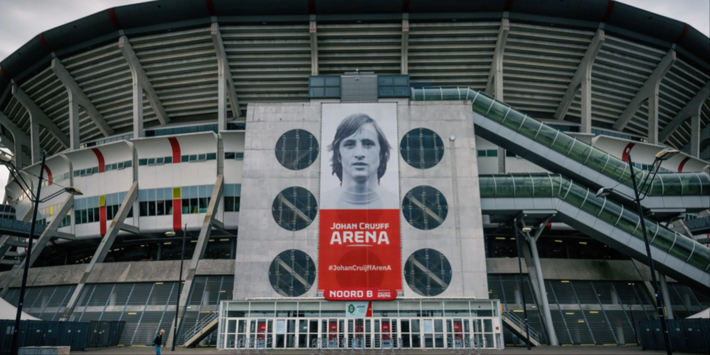Sân Johan Cruyff Arena nhìn từ trên cao, kiến trúc hiện đại tại Amsterdam