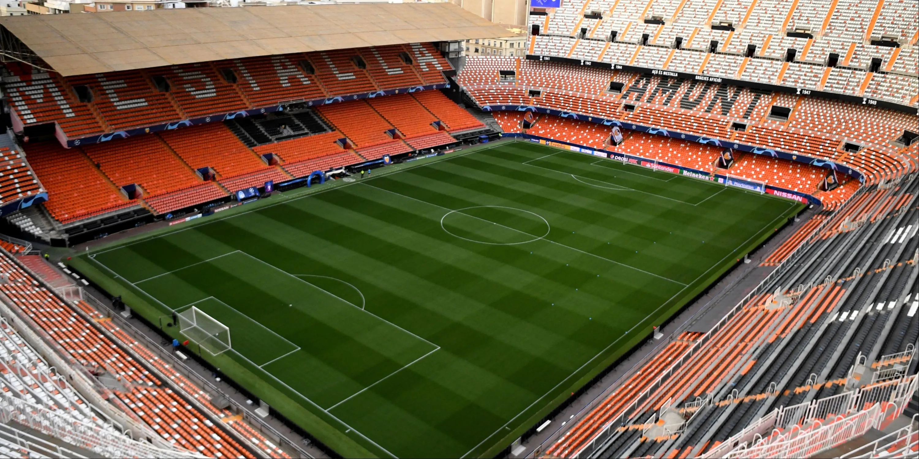 Sân Mestalla của Valencia với những khán đài dốc dựng đứng, mang đậm nét cổ điển