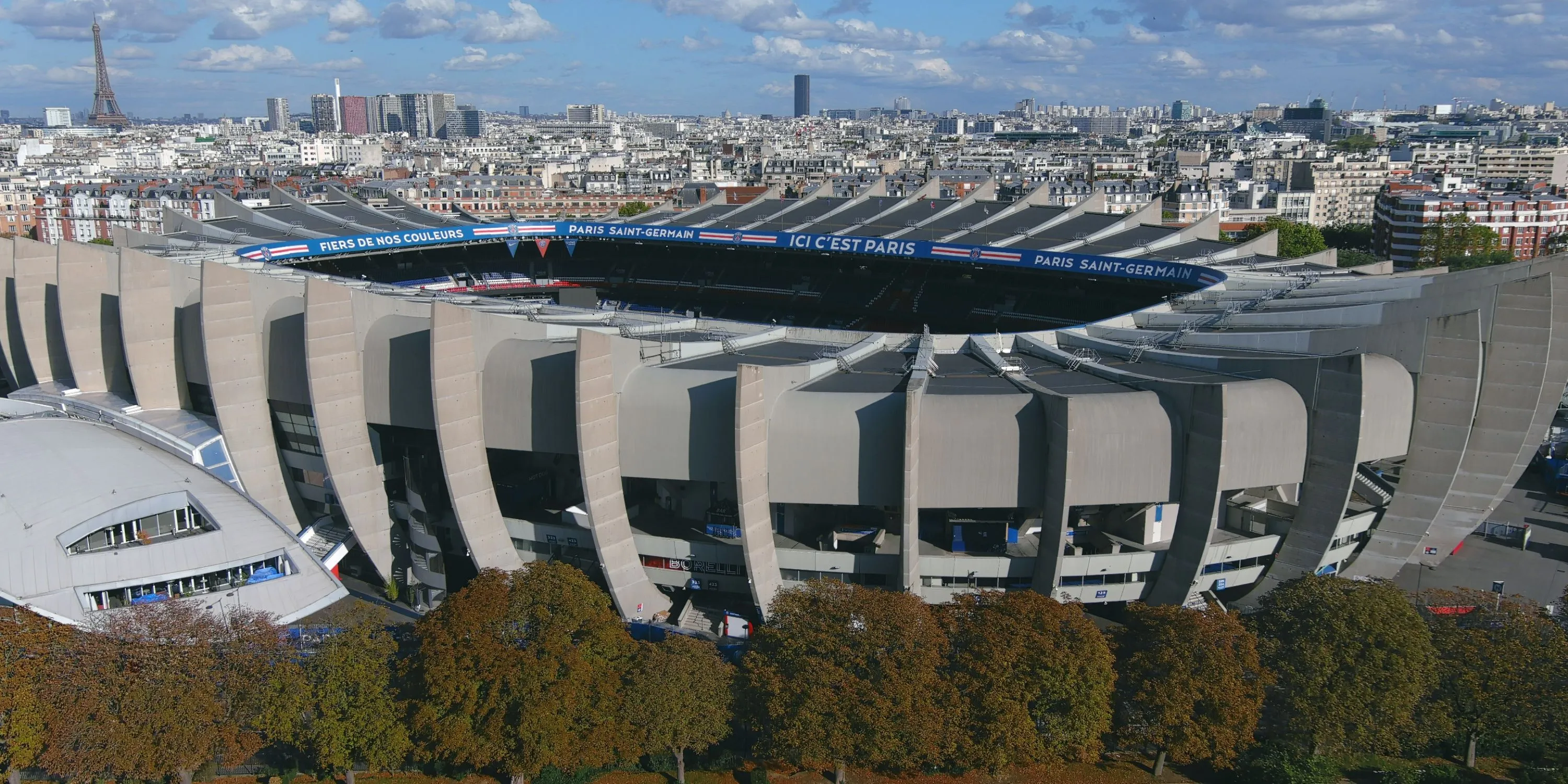 Sân Parc des Princes với kiến trúc đặc trưng của Paris Saint-Germain