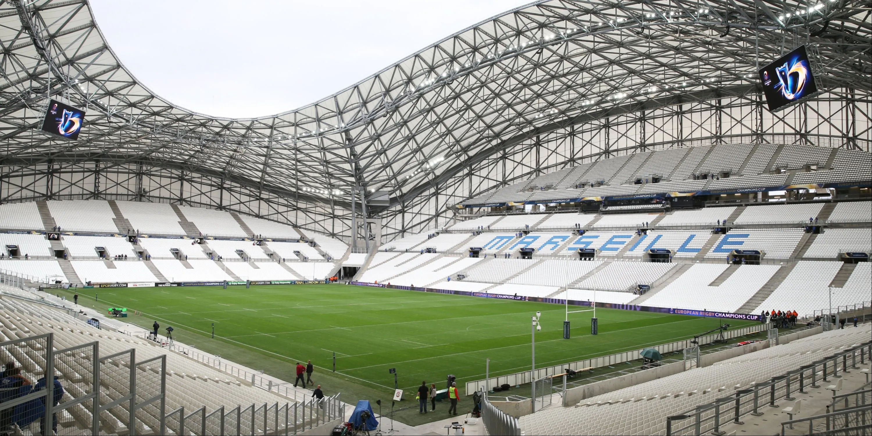 Sân Stade Velodrome với mái vòm đặc trưng, sân nhà của Marseille