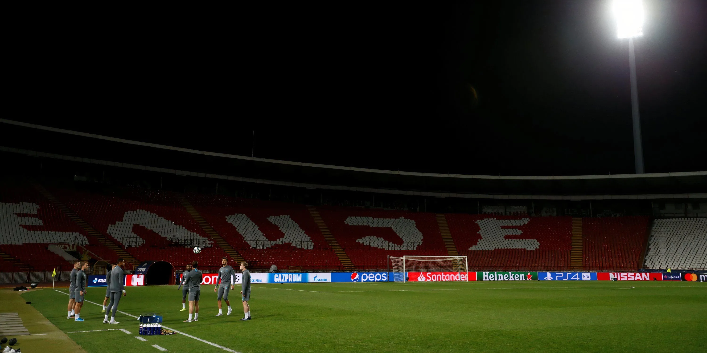 Sân Stadion Rajko Mitic với các khán đài rực lửa của CĐV Sao Đỏ Belgrade