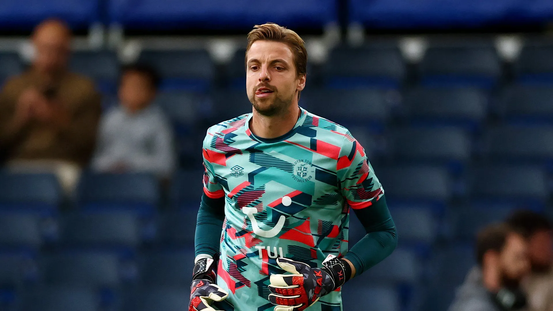 Thủ môn Tim Krul trong màu áo Luton Town, hiện là cầu thủ tự do được Millwall quan tâm.