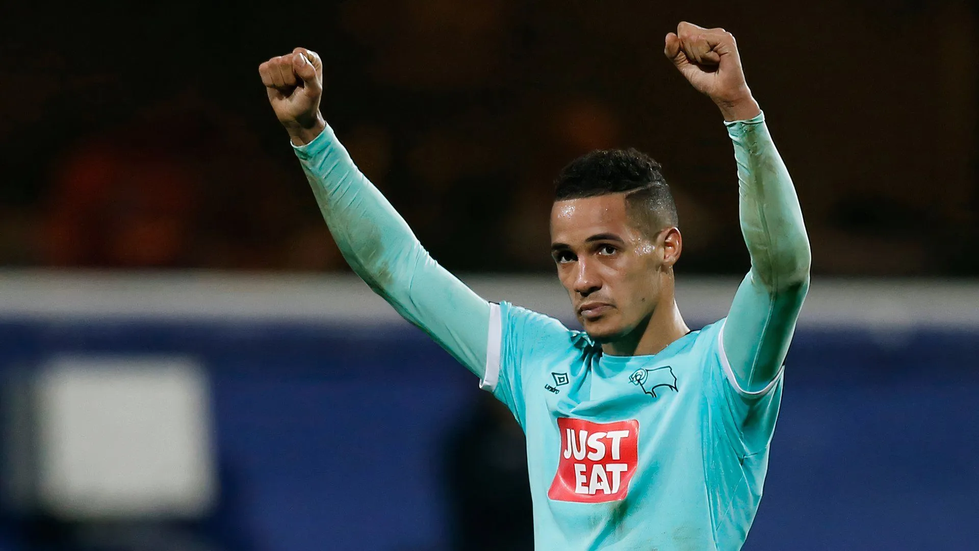 Tom Ince trong một pha bóng tấn công đầy kỹ thuật khi còn thi đấu cho Derby County
