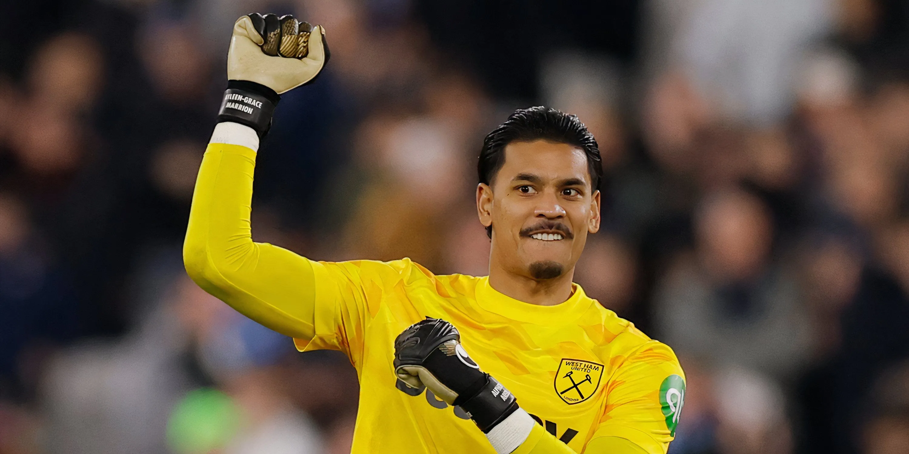 Alphonse Areola, thủ môn của West Ham United, trong một trận đấu Premier League