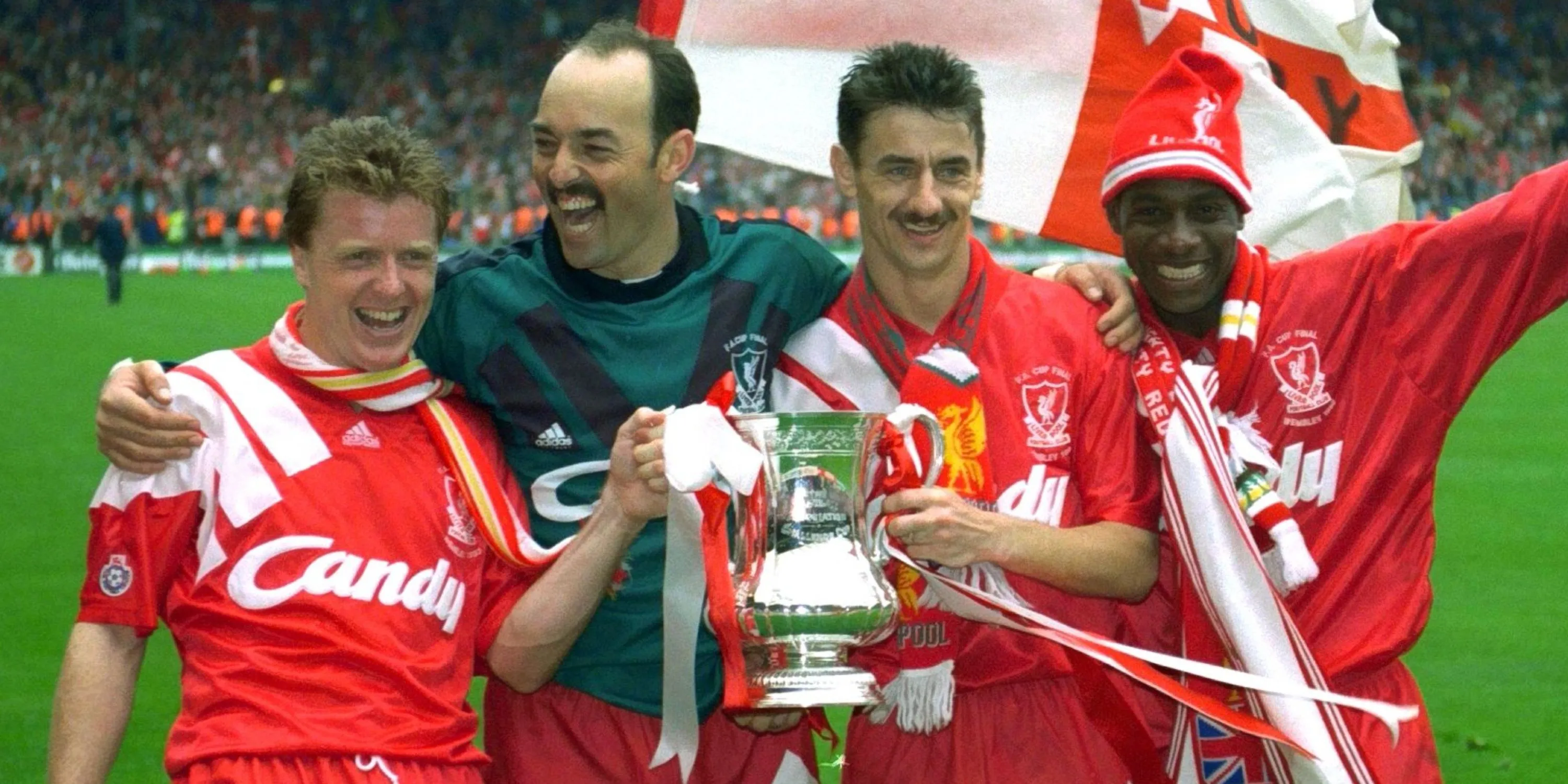 Hình ảnh các cầu thủ Liverpool huyền thoại nâng cao cúp FA trong màu áo Adidas kinh điển, tái hiện khoảnh khắc vàng son