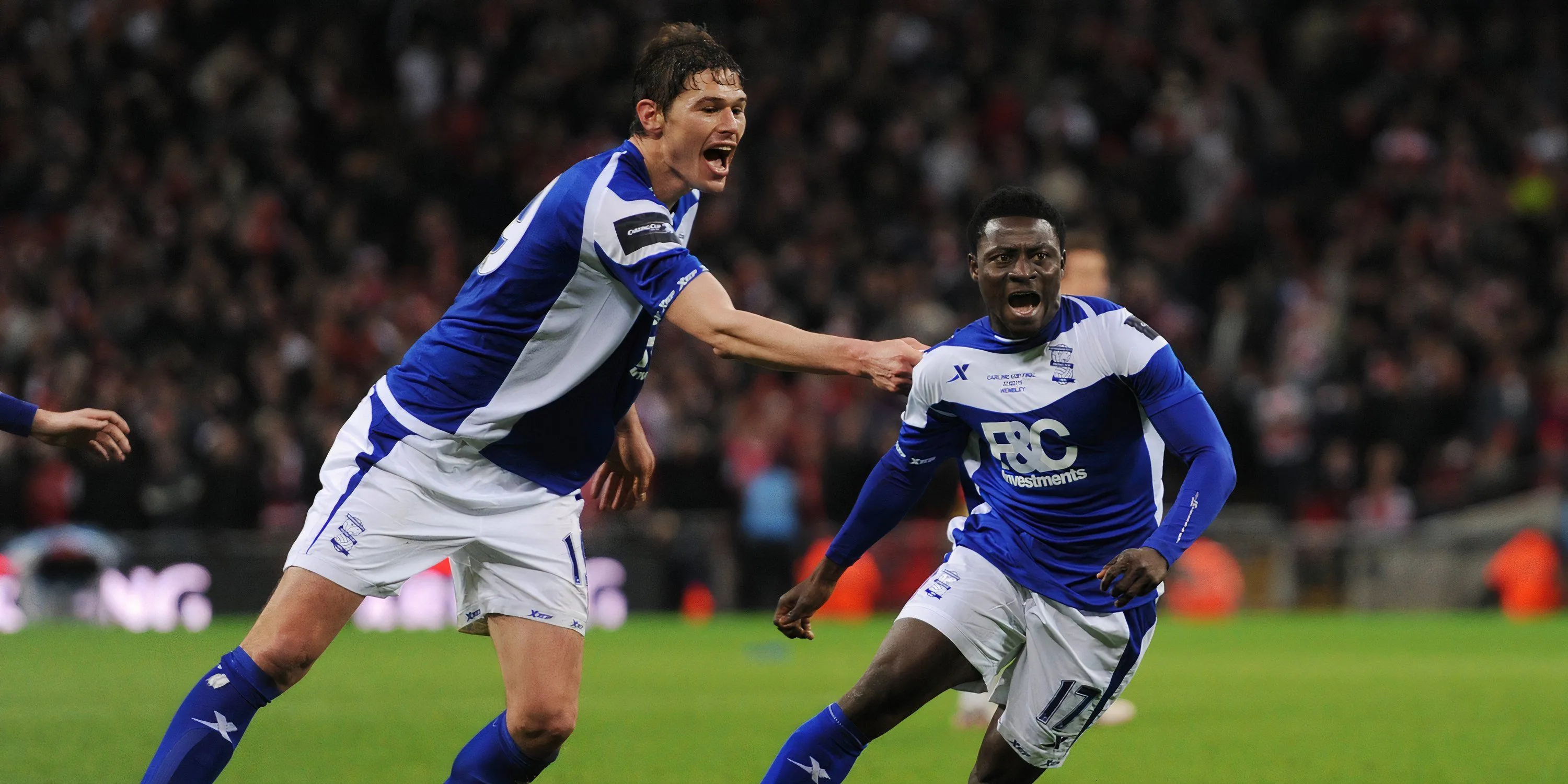 Tiền đạo Nikola Zigic ăn mừng bàn thắng, biểu tượng của Birmingham City trong chức vô địch League Cup 2011