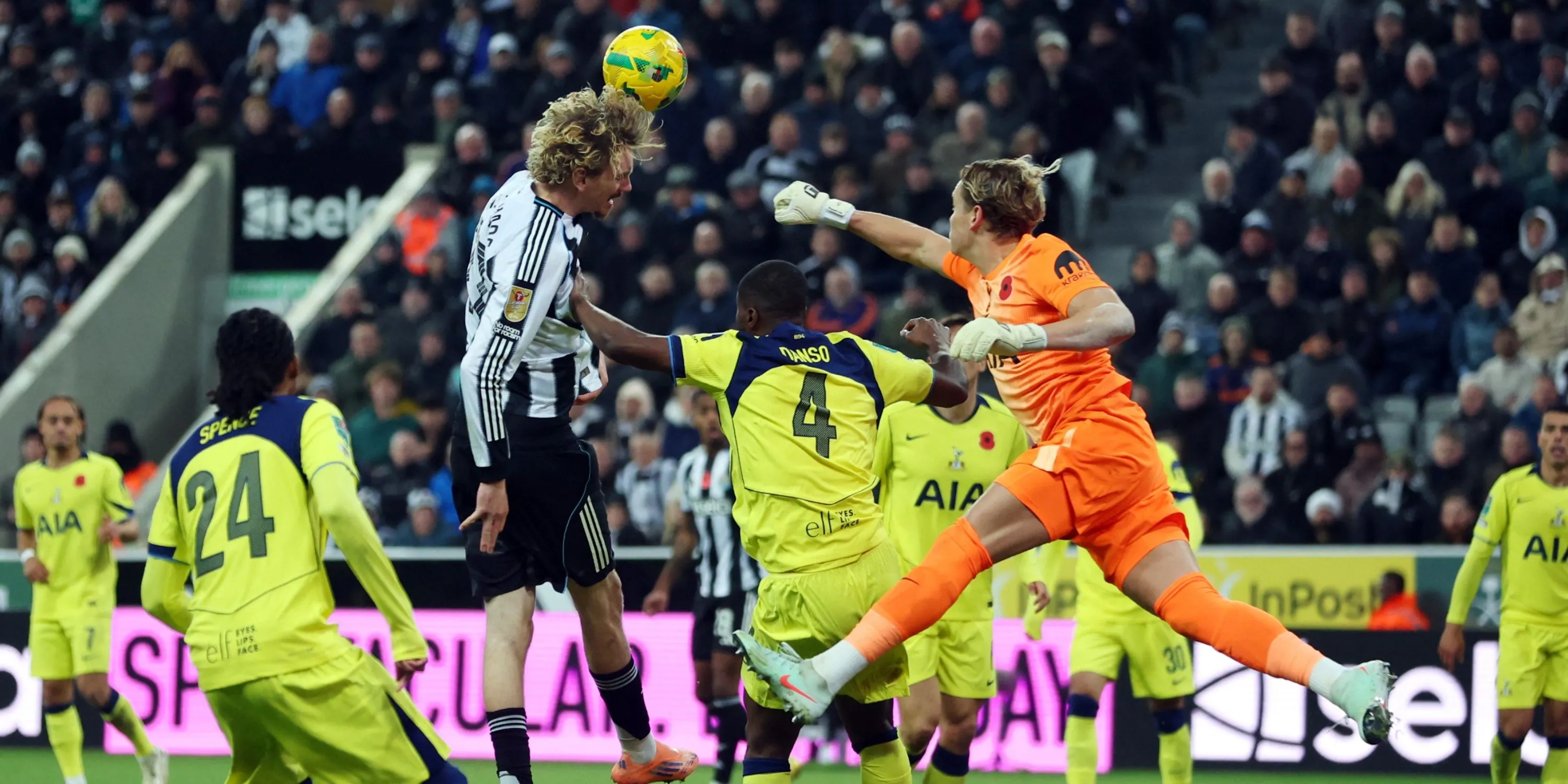 Antonin Kinsky chịu trách nhiệm cho bàn thua thứ hai của Tottenham trước Newcastle