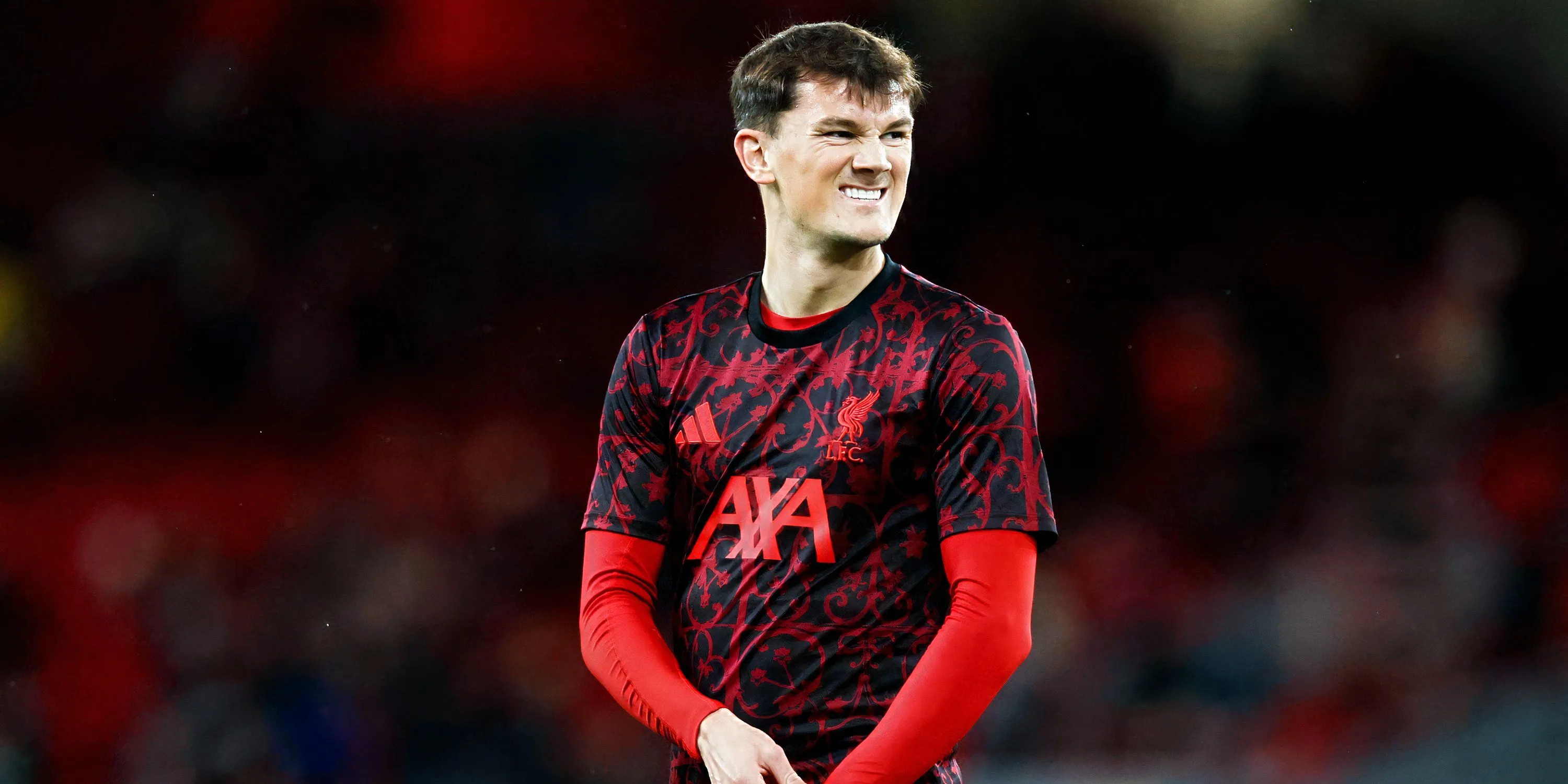 Calvin Ramsay áp sát đối phương, thể hiện khả năng phòng ngự và phát triển bóng từ cánh phải cho Liverpool