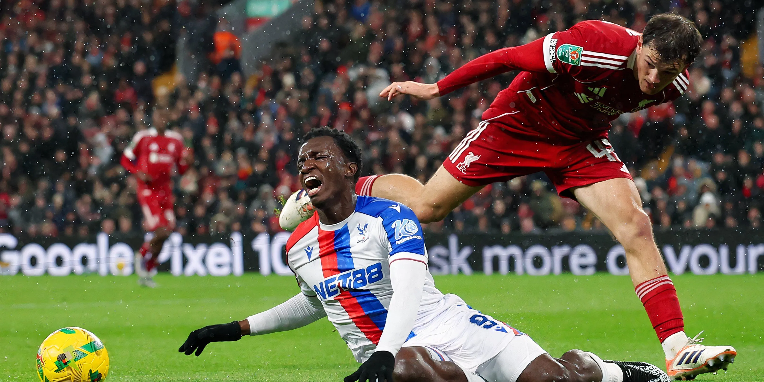 Calvin Ramsay cầm bóng tiến lên, hình ảnh minh họa cho tiềm năng tấn công từ hành lang phải của Liverpool