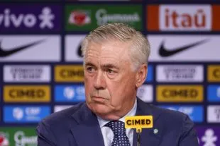 Carlo Ancelotti trong buổi họp báo năm 2025, hình ảnh minh họa phong thái lãnh đạo và tầm ảnh hưởng ở phòng thay đồ